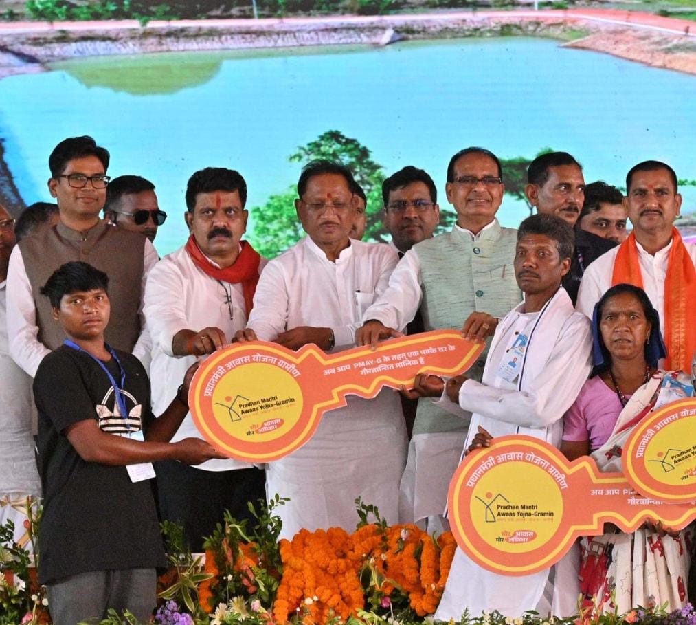 केंद्रीय मंत्री शिवराज चौहान अम्बिकापुर में आयोजित &ldquo;मोर आवास मोर अधिकार&rdquo; कार्यक्रम में हुए शामिल,हितग्राहियों के पैर पखार कर सौंपी खुशियों की चाबी कहा सभी गरीब के बनेंगे पक्के मकान