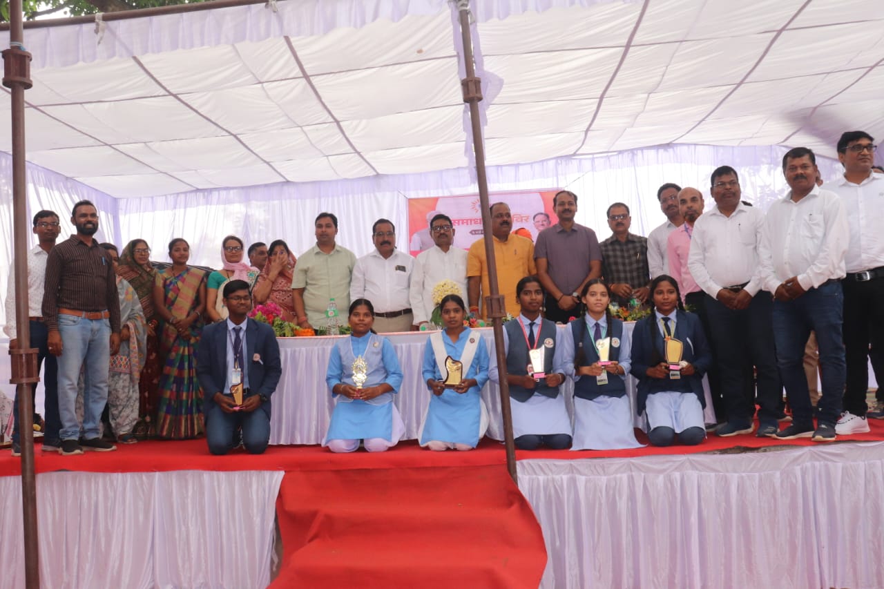 सुशासन तिहार के तहत सेन्द्रीमुंडा में समाधान शिविर का हुआ आयोजन, 169 आवेदन के साथ दो शिकायतें दर्ज....समस्याओं के निराकरण की जानकारी लेने बड़ी संख्या में पहुंचे ग्रामीण