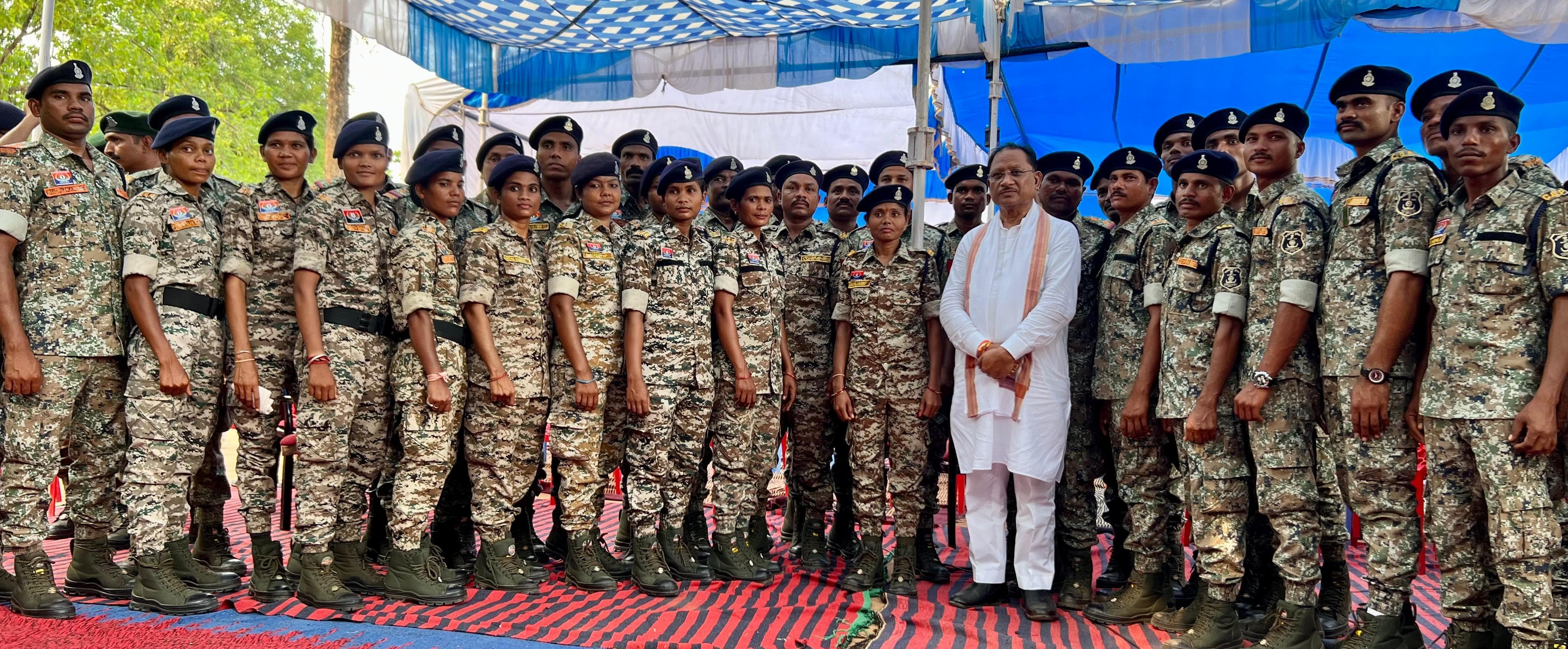 बीजापुर के गलगम पहुंचे मुख्यमंत्री श्री साय, जवानों का बढ़ाया हौसला ,नक्सल विरोधी अभियान की सफलता पर दी बधाई