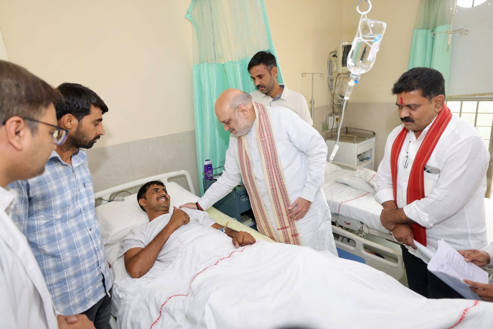 केंद्रीय गृह मंत्री श्री अमित शाह ने कहा &ndash; देश को अपने वीर जवानों पर भरोसा है और उन पर गर्व भी,,,,एम्स में घायल जवानों से की मुलाकात