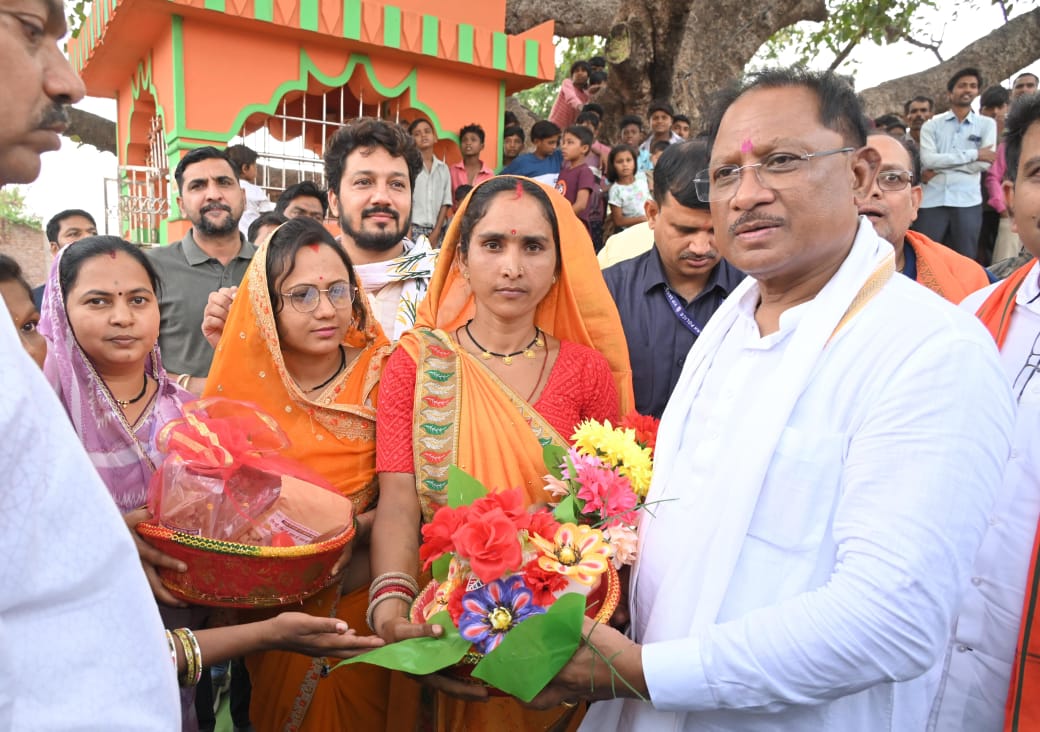 बिना जानकारी दिए झुरानदी में पहुंचे मुख्यमंत्री, बरगद के छांव में चौपाल लगाकर सुनीं ग्रामीणों की समस्याएं,5 करोड़ से अधिक के विकास कार्यों की दी सौगात