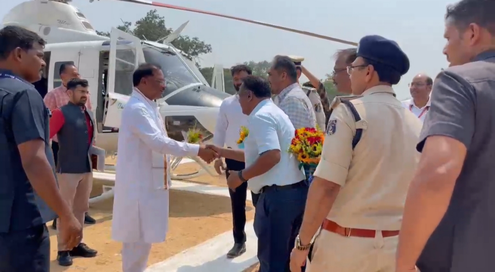 मुख्यमंत्री एक दिवसीय जशपुर जिले के प्रवास पर तिरंगा रैली में शामिल होने पहुंचे मयाली हेलीपेड,जनप्रतिनिधियों एवं अधिकारियों ने किया आत्मीय स्वागत