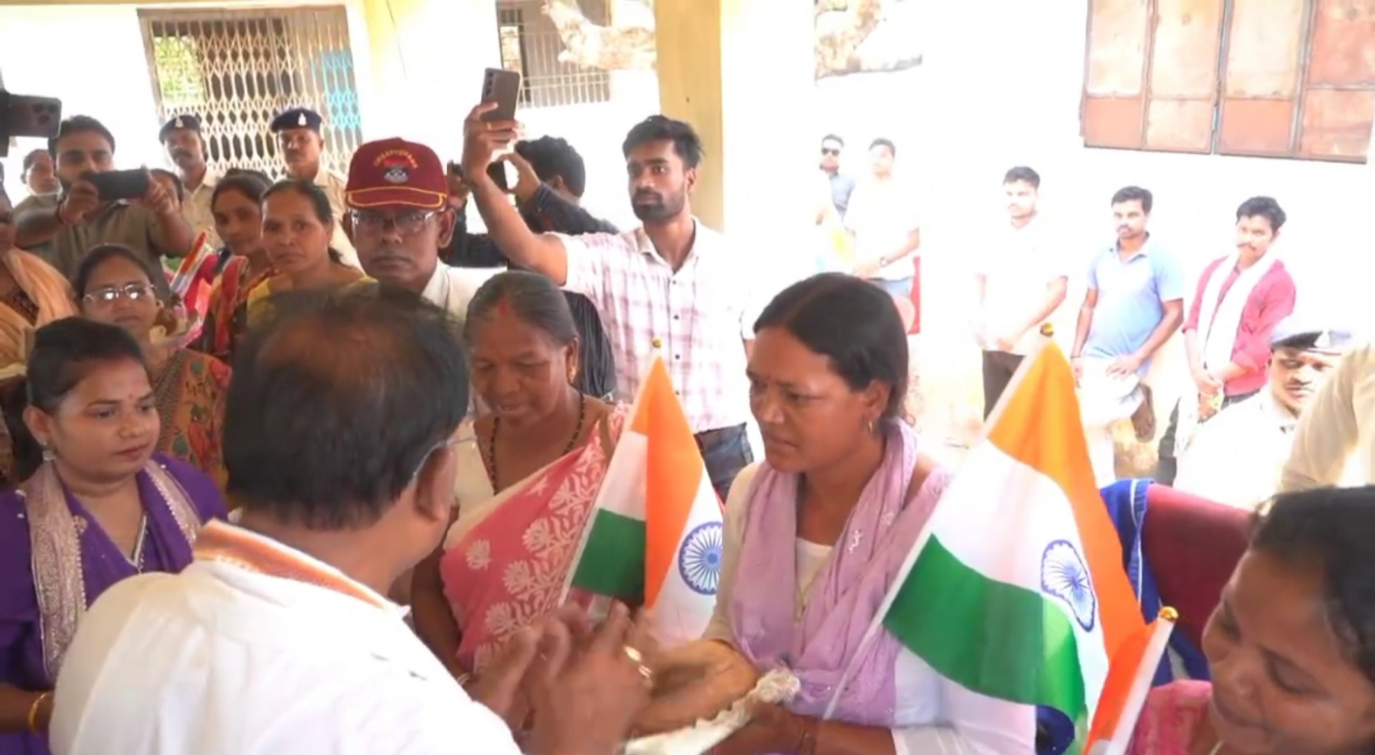 मुख्यमंत्री ने ऑपरेशन सिंदुर हस्ताक्षर अभियान चलाकर एकता का संदेश दिया.....शहीद परिवारों के परिजनों को शाल और श्रीफल देकर किया सम्मानित&nbsp;