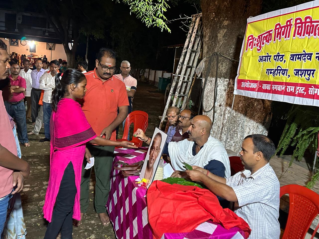 निःशुल्क मिर्गी की दवा :अघोर पीठ गम्हरिया आश्रम में 87 मिर्गी रोगियों के बीच फकीरी व आयुर्वेदिक दवा का किया गया निशुल्क वितरण,