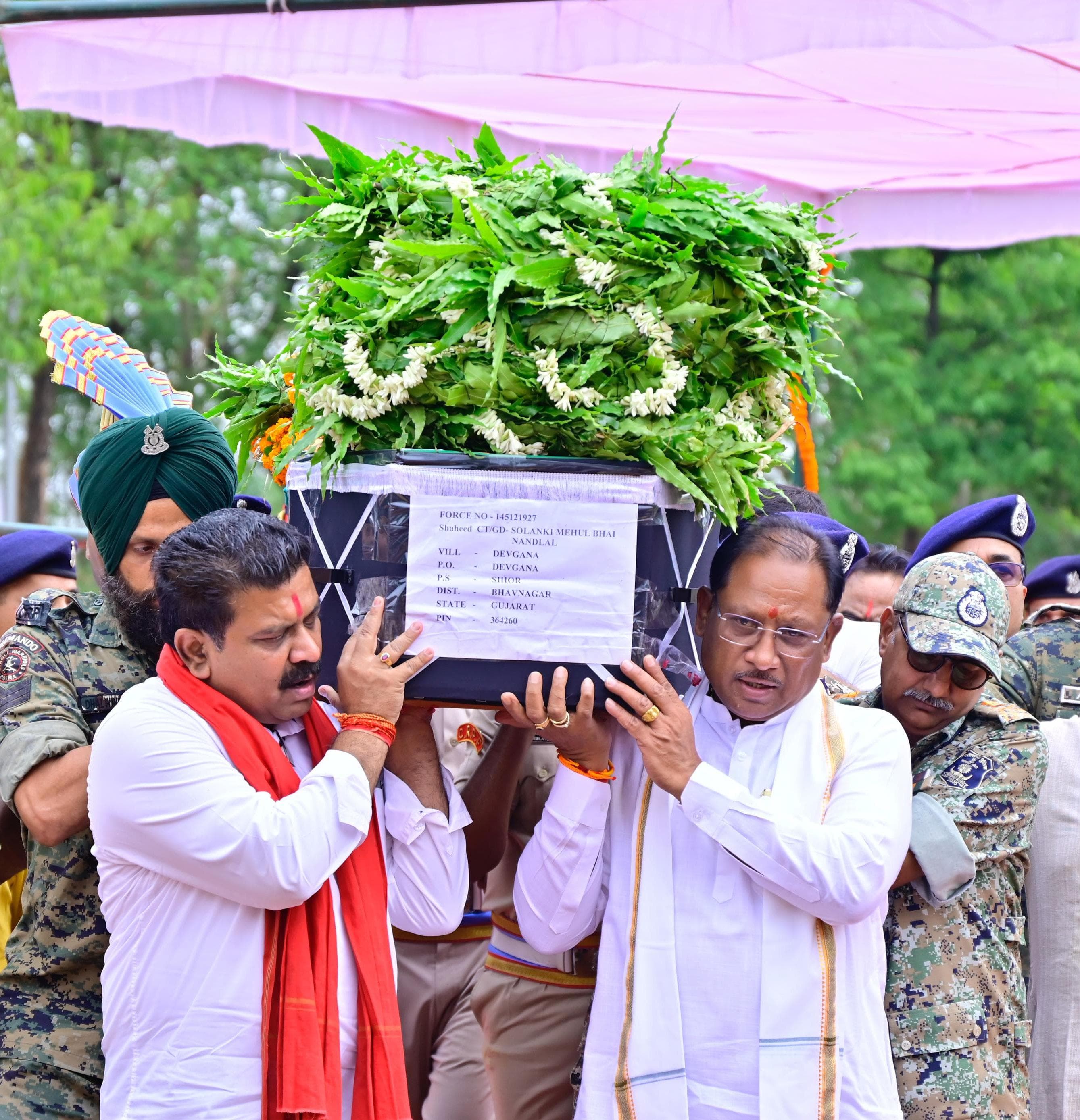 मुख्यमंत्री ने नक्सल मुठभेड़ में शहीद मेहुल भाई के पार्थिव शरीर को कंधा देकर दी अंतिम विदाई,कहा - व्यर्थ नहीं जाएगा शहीदों का बलिदान