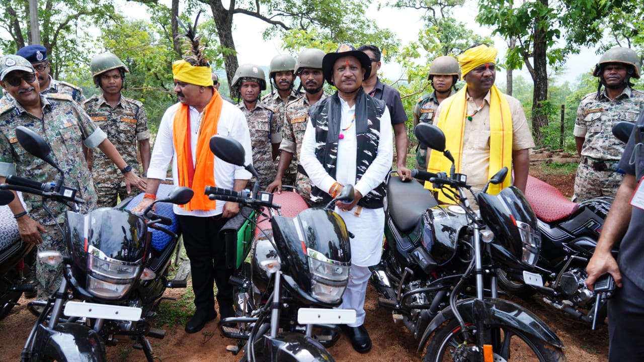 सुरक्षा बलों को गस्त करने के लिए 50 बाइक को जवानों के साथ मुख्यमंत्री ने झंडी दिखाकर किया रवाना&nbsp;