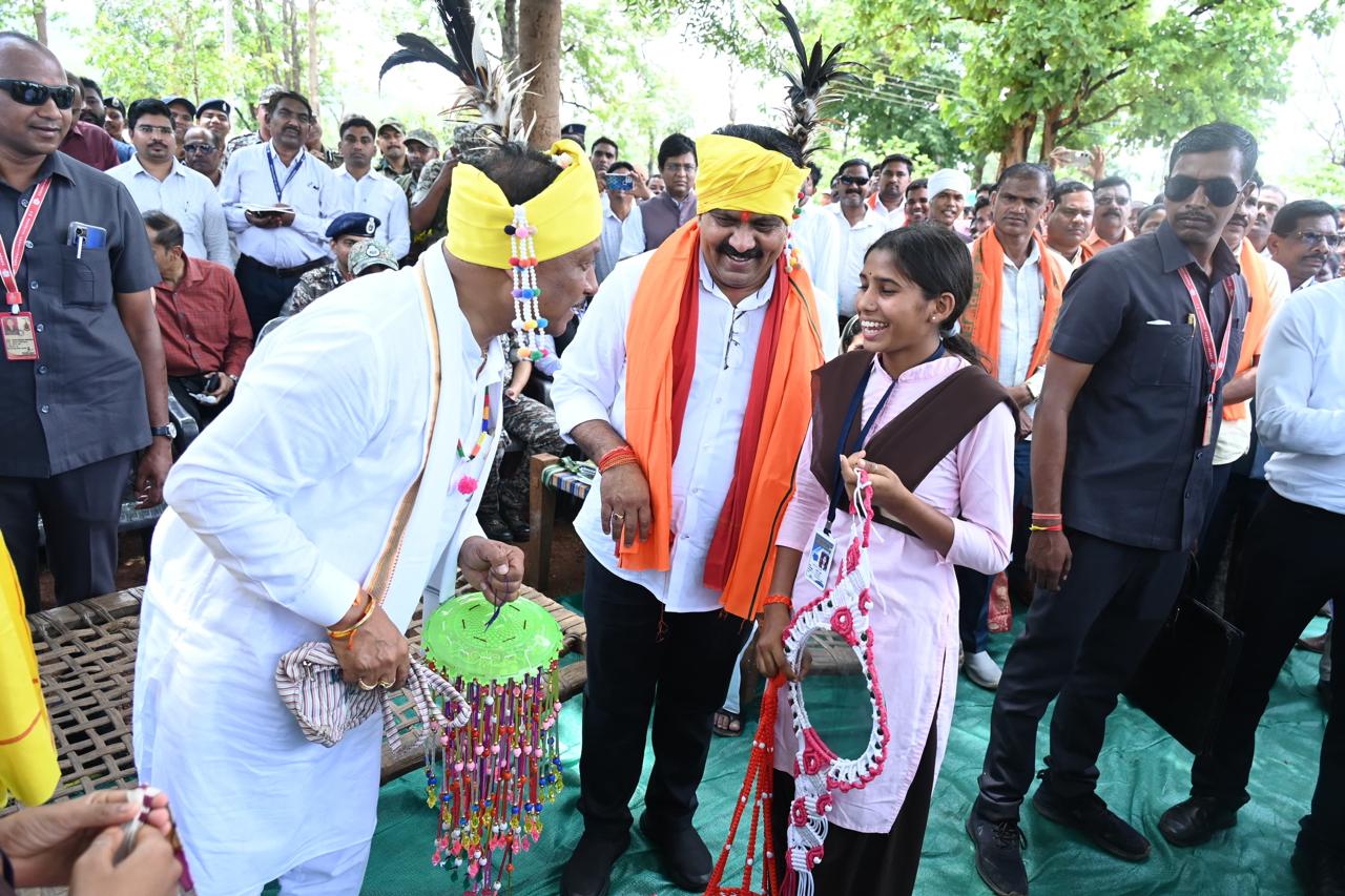 बासिंग सुरक्षा कैंप में आयोजित जन चौपाल कार्यक्रम में &nbsp;मुख्यमंत्री ने कहा जनकल्याणकारी योजनाओं की क्रियान्वयन का लेने आया हूं जायजा&nbsp;