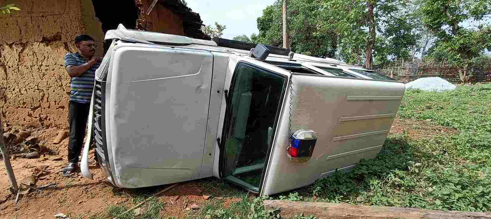 पुलिस की चार पहिया वाहन को हवलदार ने लाफ़रवाही&nbsp; पूर्वक चलाते हुए घर को टक्कर मारते हुए पलटी. ...वाहन वे मकान हुआ क्षतिग्रस्त एसएसपी ने&nbsp; हवलदार को किया निलंबित&nbsp;