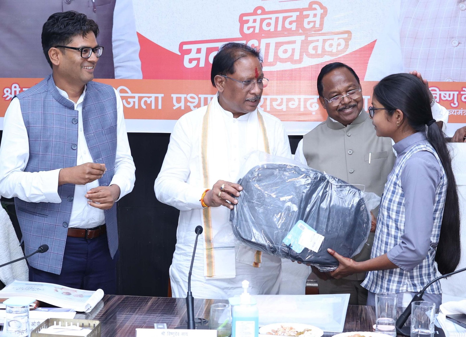 मुख्यमंत्री ने प्रतिभावान विद्यार्थियों को किया सम्मानित,लैपटॉप-टैबलेट भेंट कर बढ़ाया उत्साह