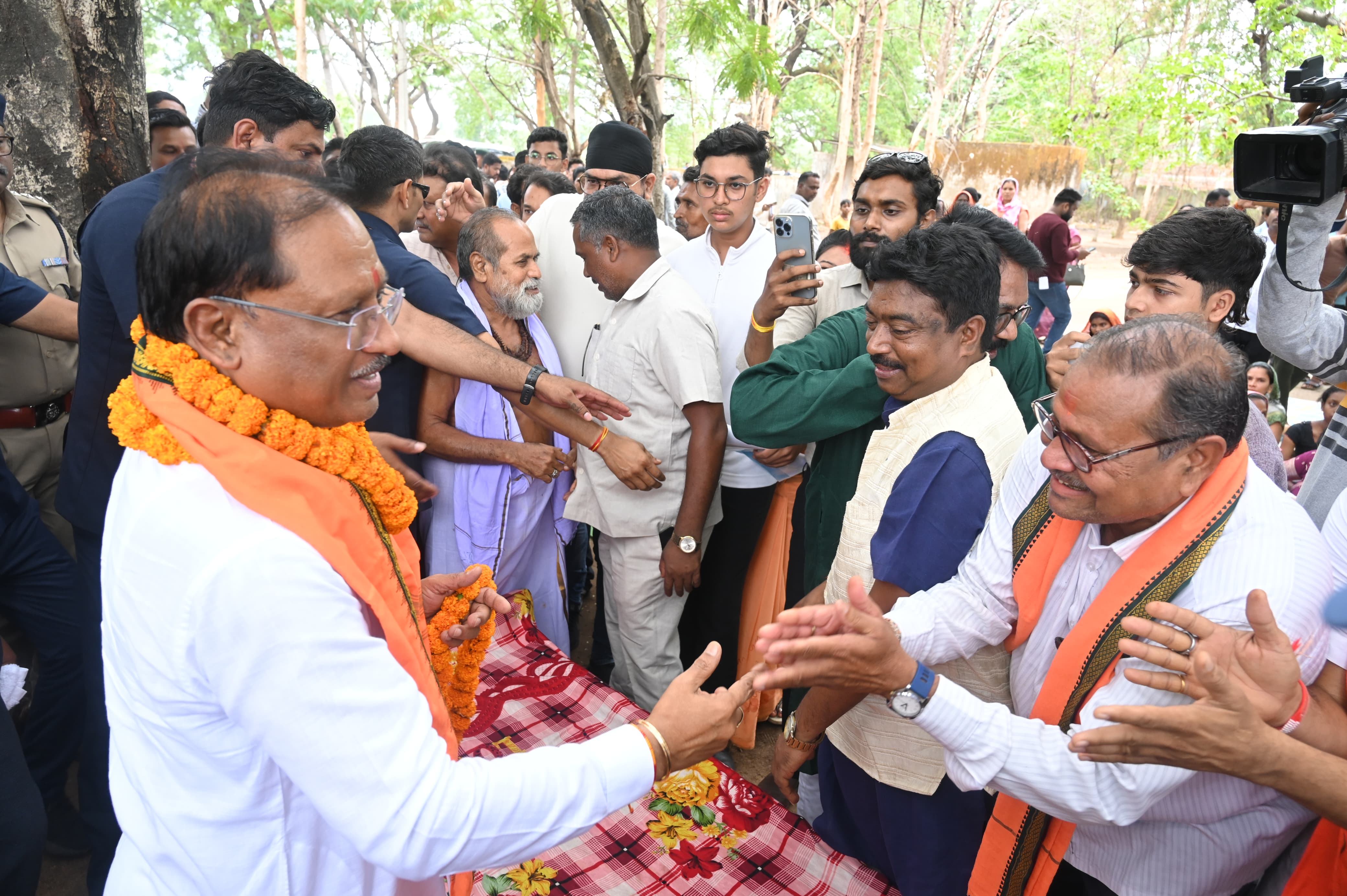 सारंगढ़-बिलाईगढ़ जिले के ग्राम कनकबीरा में उतरा मुख्यमंत्री का उड़नखटोला,आपके बीच आकर परिवार सा महसूस कर रहा हूँ: मुख्यमंत्री श्री साय