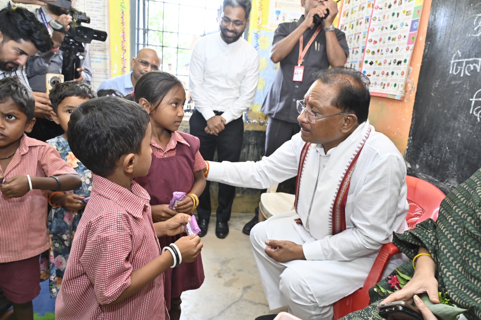 सुशासन तिहार : मांदरी गांव के आँगनबाड़ी केंद्र मुख्यमंत्री,बच्चों से आत्मीयता से मिले, आंगनबाड़ी की व्यवस्थाओं का लिया जायजा