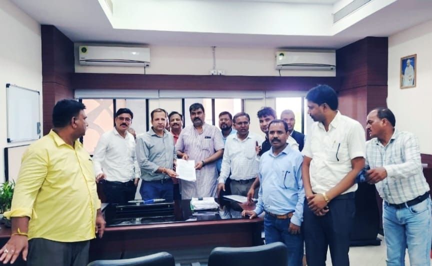 स्कूल शिक्षा सचिव से साझा मंच के शिक्षकों के प्रतिनिधि मंडल की वार्ता रही विफल....&nbsp; 31 मई से संभाग स्तरीय क्रमिक अनिश्चितकालीन हड़ताल की घोषणा