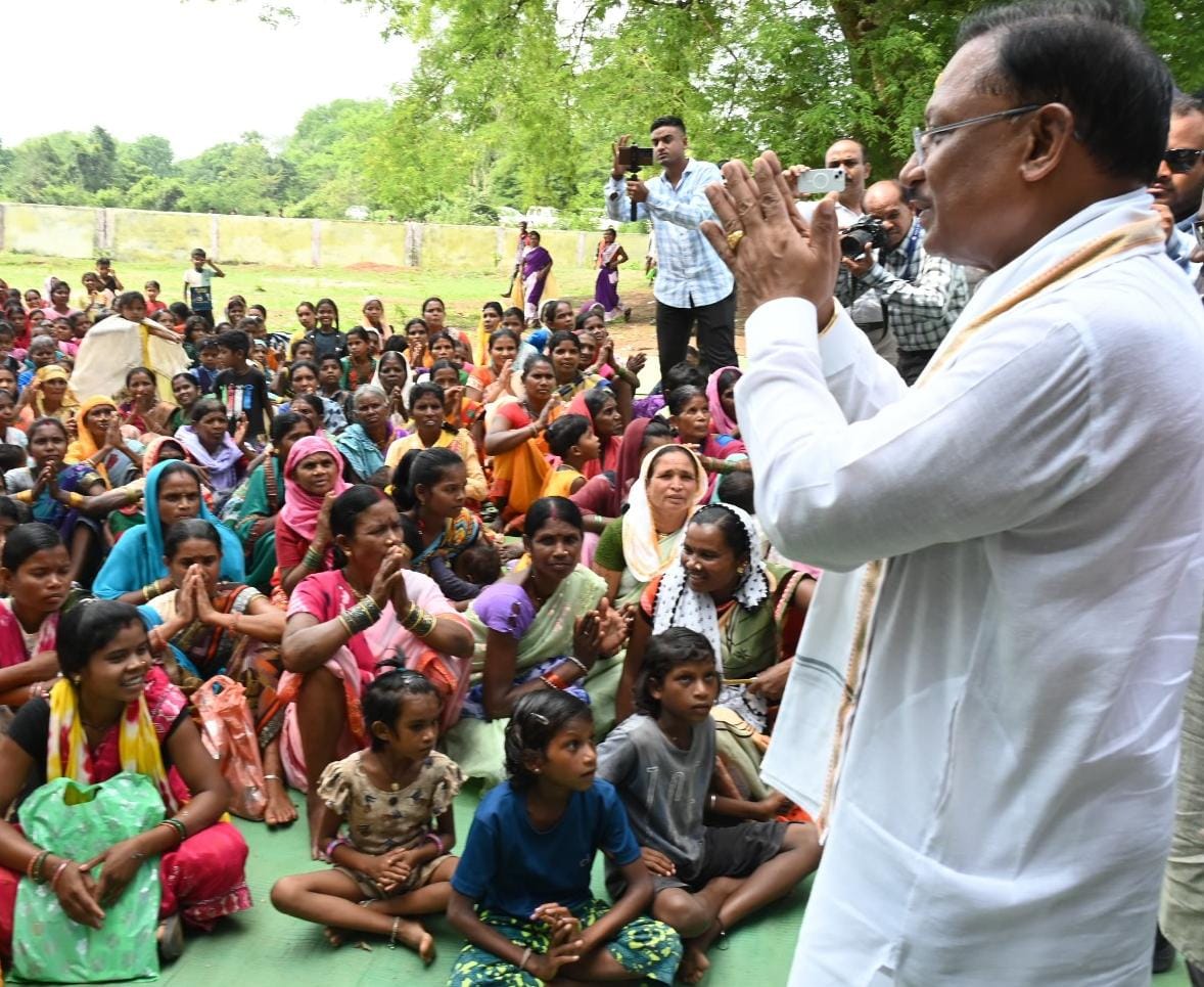 मुख्यमंत्री ने बस्तर के नारायणपाल में लगाई चौपाल, जानी योजनाओं की जमीनी हकीकत....जनकल्याण ही हमारी सर्वाेच्च प्राथमिकता: सीएम श्री साय
