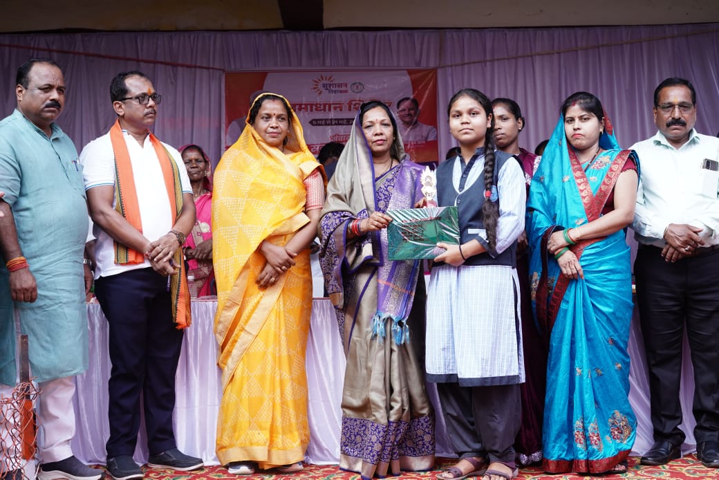 कुनकुरी के बासनताला समाधान शिविर में मुख्यमंत्री की धर्मपत्नी श्रीमती कौशल्या साय हुई शामिल,,,उत्कृष्ट अंक लाने वाले विघार्थियों को किया सम्मानित&nbsp;
