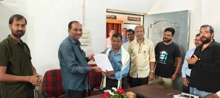 सेवानिवृत के दिन ही शिक्षक &nbsp;को दिया गया पेंशन अदायगी का आदेश और साथ मे दी गई विदाई