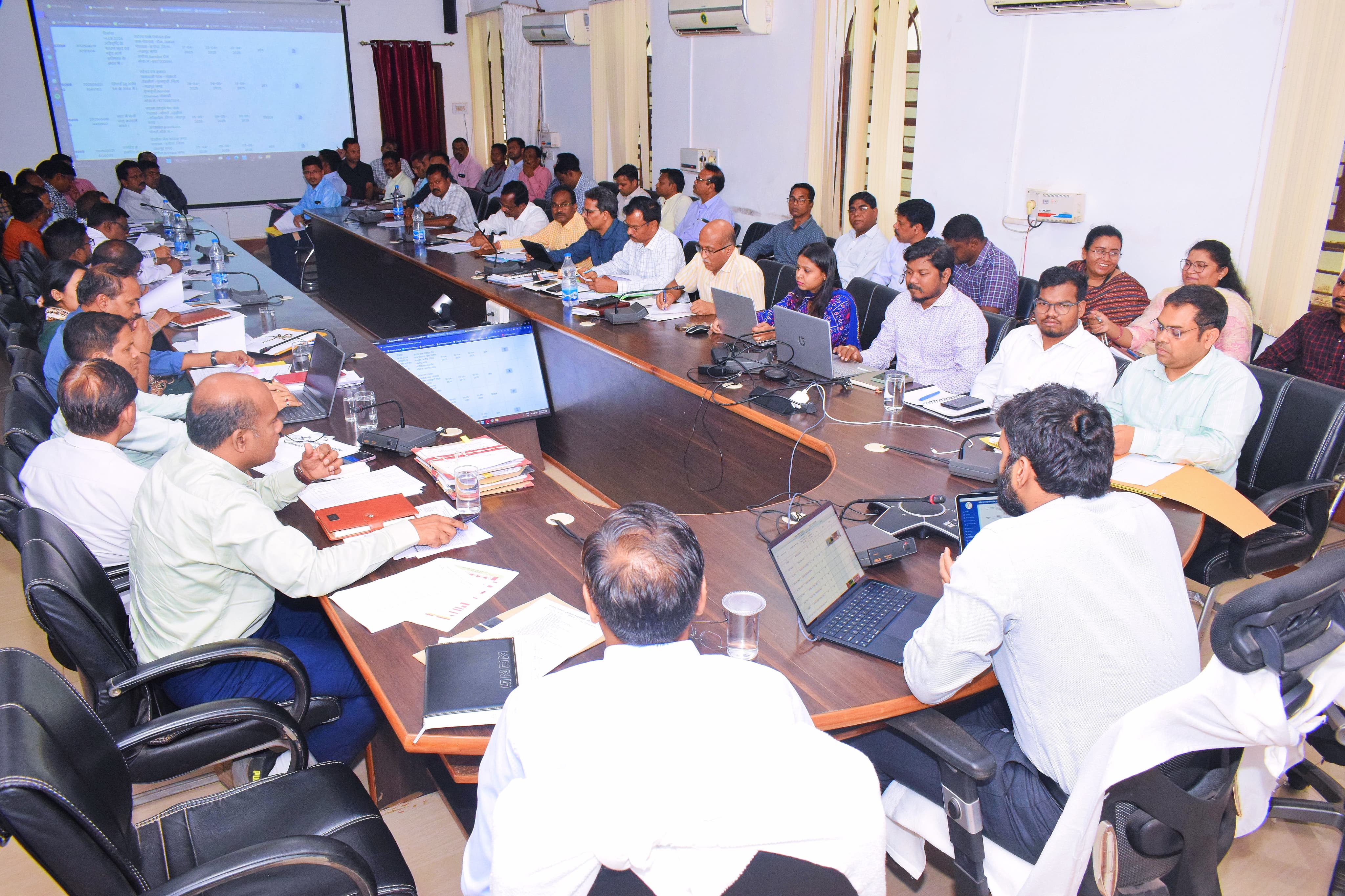 कलेक्टर ने साप्ताहिक समय सीमा की ली बैठक... स्कूल खुलने के बाद शिविर लगाकर बनेंगे बच्चों के जाति प्रमाण पत्र