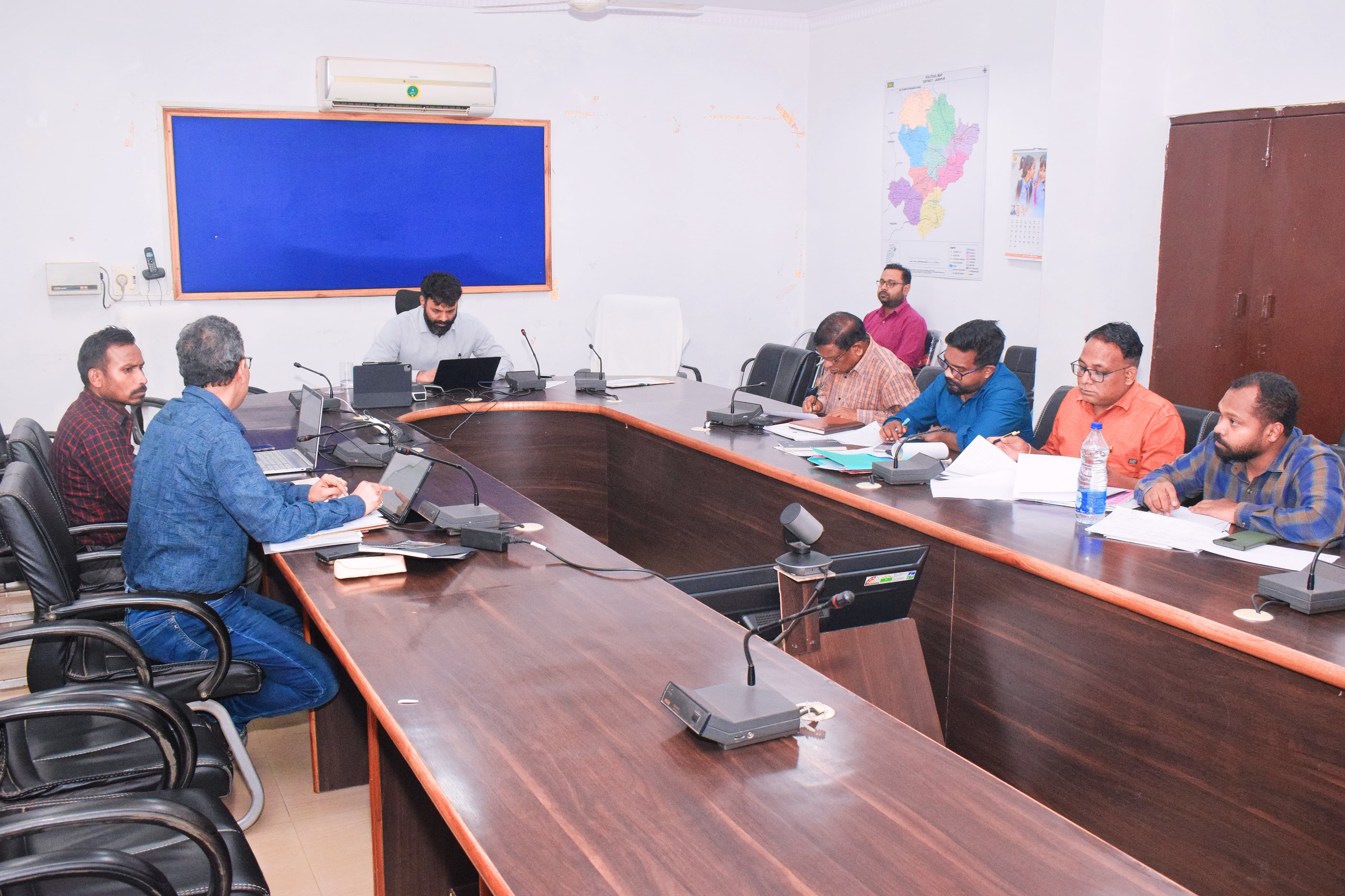 पीएमजीएसवाई, एमएमजीएसवाई, सेतु और लोक निर्माण विभाग की कलेक्टर ने ली बैठक ठेकेदातों को&nbsp; &nbsp;समय-सीमा में पूर्ण करने के दिए निर्देश