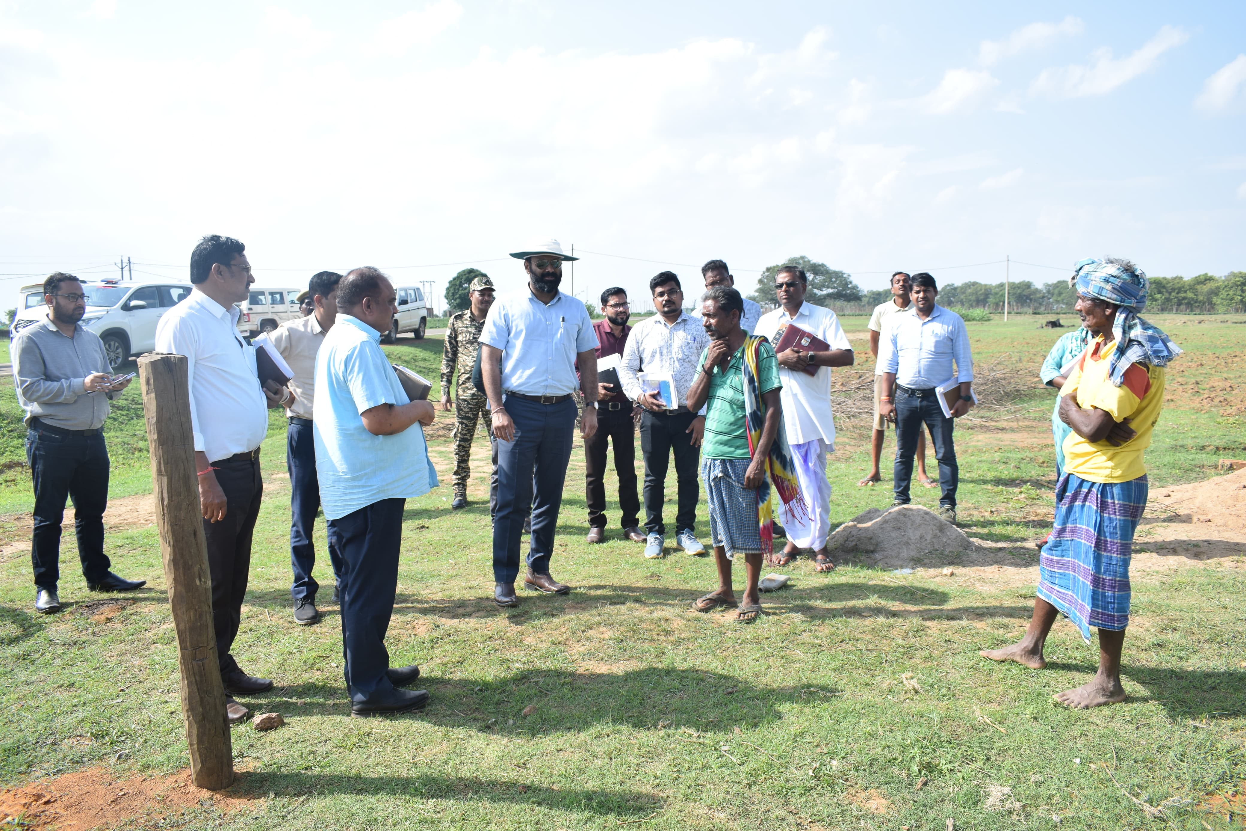 कलेक्टर ने पंडरापाठ में&nbsp; पीएम जनमन के तहत हितग्राही बुचू राम के भवन का किया अवलोकन&nbsp;&nbsp;