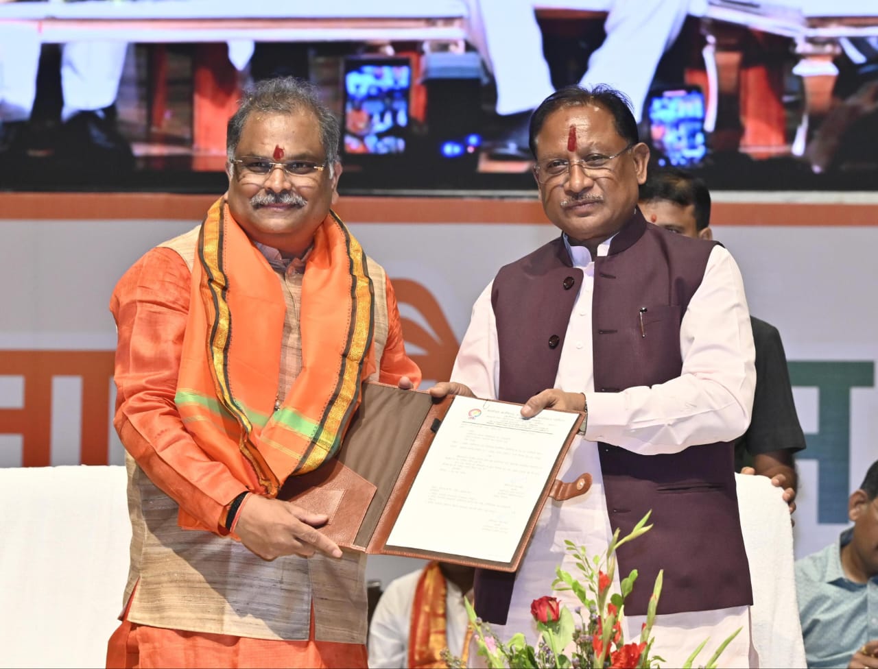 छत्तीसगढ़ स्टेट बेवरेजेस कॉर्पोरेशन के अध्यक्ष श्रीनिवास मद्दी के पदभार ग्रहण समारोह में मुख्यमंत्री हुए शामिल