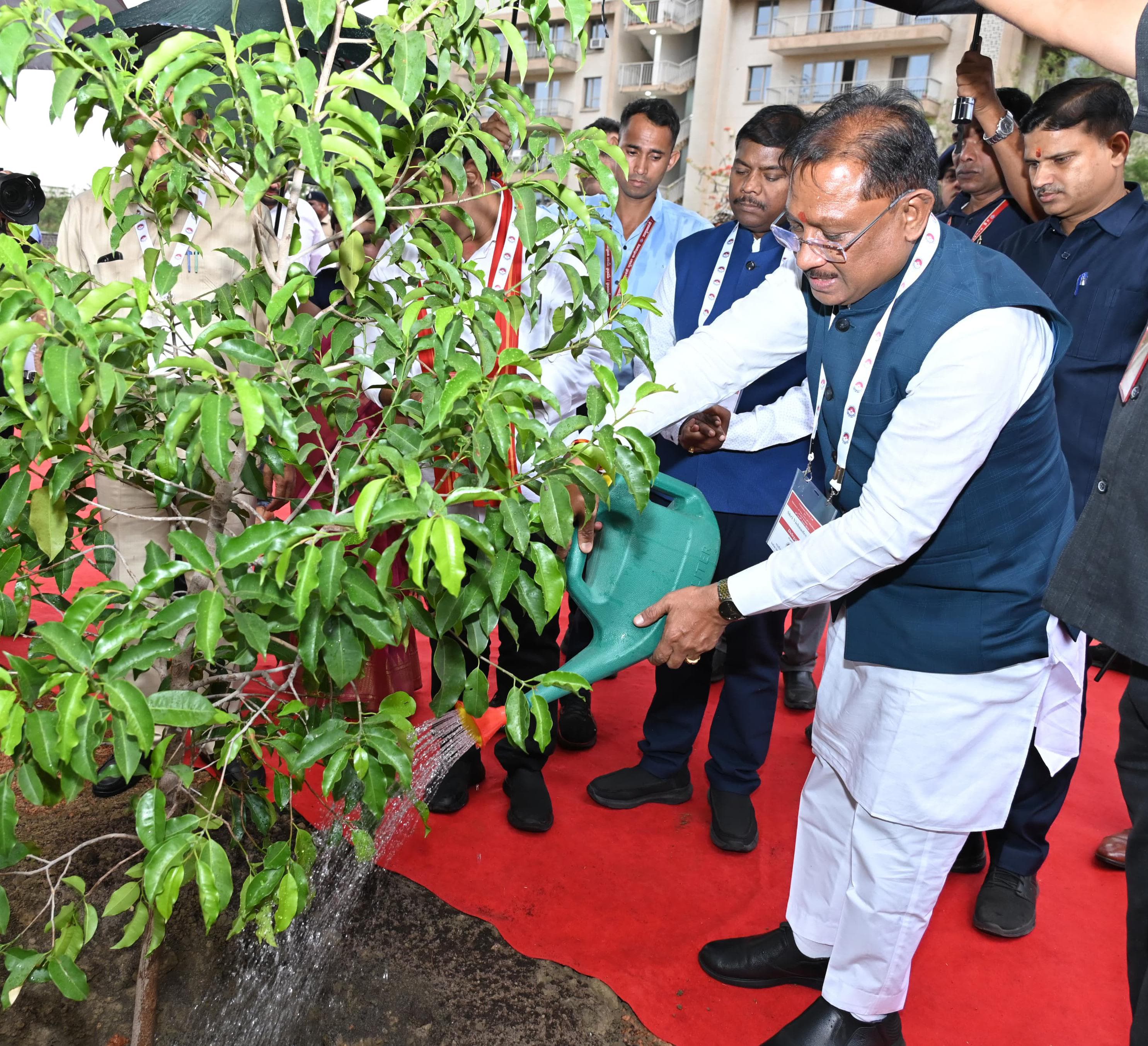मुख्यमंत्री ने&nbsp;मंत्रिमंडल के सदस्यों के साथ सुशासन वाटिका में किया मौलश्री के पौधे का रोपण