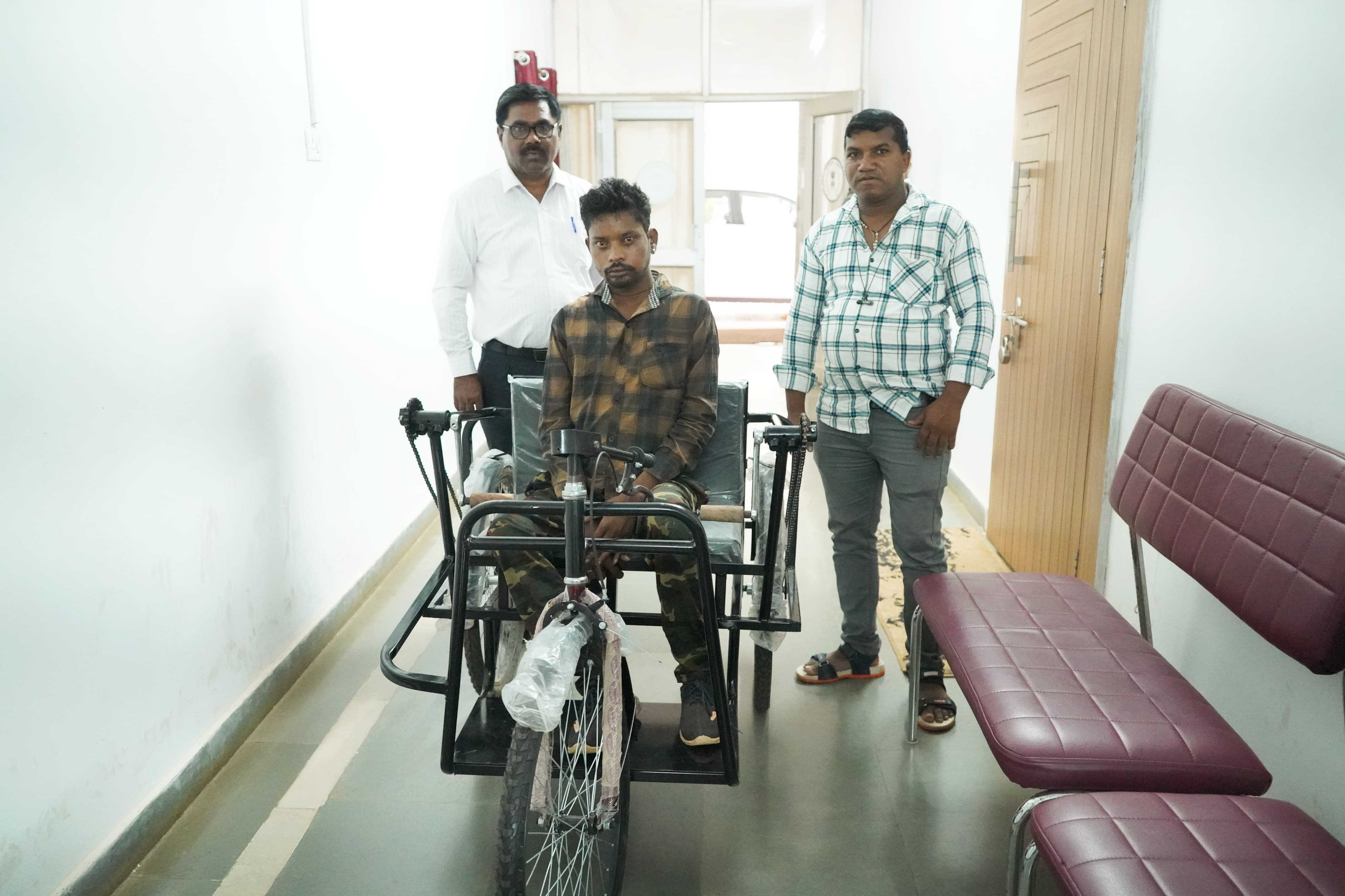 पहले आने जाने के लिए दूसरों का लेना पड़ता था सहारा....ट्राईसाइकिल मिलने से अब सुरजनराम को&nbsp; जाने में हो रही है आसानी&nbsp;