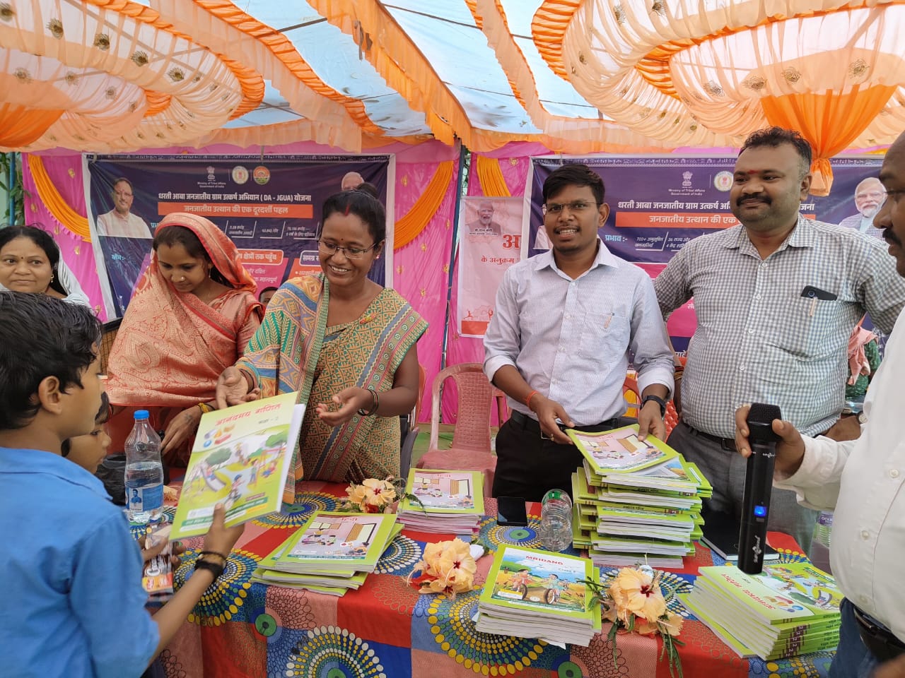 सरपंच एवं जनप्रतिनिधियों ने तिलक लगाकर&nbsp; निःशुल्क पाठ्य पुस्तकें वितरित कर बच्चों का हुआ शाला प्रवेशोत्सव का आयोजन