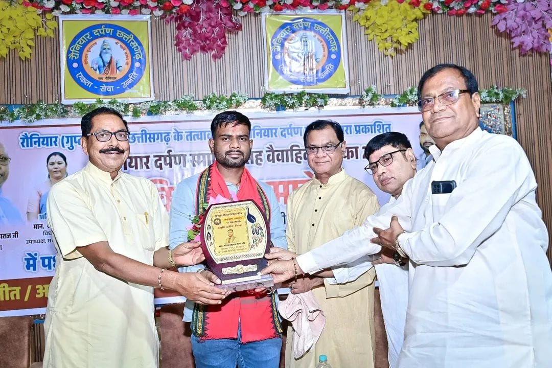 विधायक के हाथों हुआ रौनियार दर्पण स्मारिका सह वैवाहिक दर्पण का विमोचन....रौनियार गुप्ता समाज के 200 से अधिक लोग रहे उपस्थित