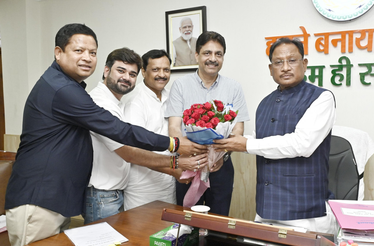 मुख्यमंत्री श्री साय से छत्तीसगढ़ ओलम्पिक संघ के पदाधिकारियों ने की सौजन्य मुलाकात,ओलम्पिक दिवस आयोजन हेतु किया आमंत्रित