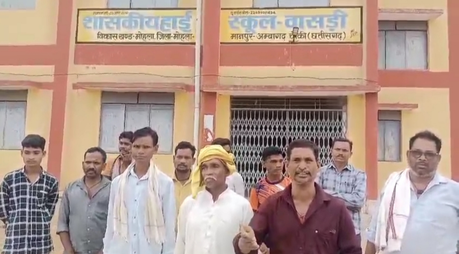 वर्षों बाद गणित और विज्ञान के व्याख्याता मिलने पर अभिभावकों और छात्रों में खुशी