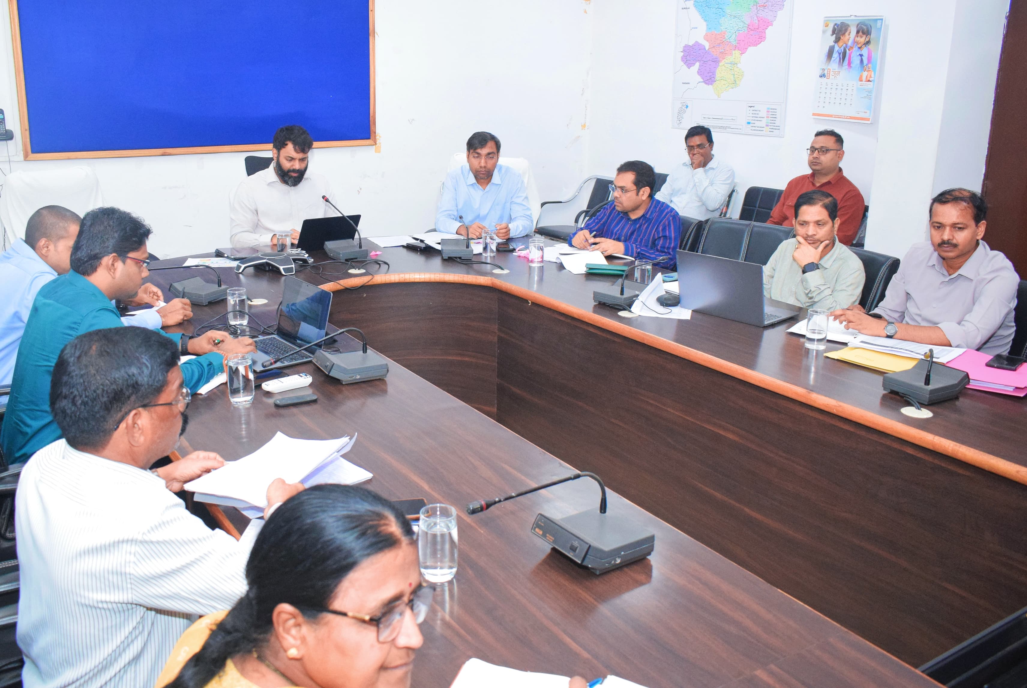 कलेक्टर ने राजस्व विभाग के कार्यों की ली समीक्षा बैठक,,,,,,सभी एसडीएम को अपने तहसीलों का नियमित निरीक्षण करने कलेक्टर ने दिए निर्देश