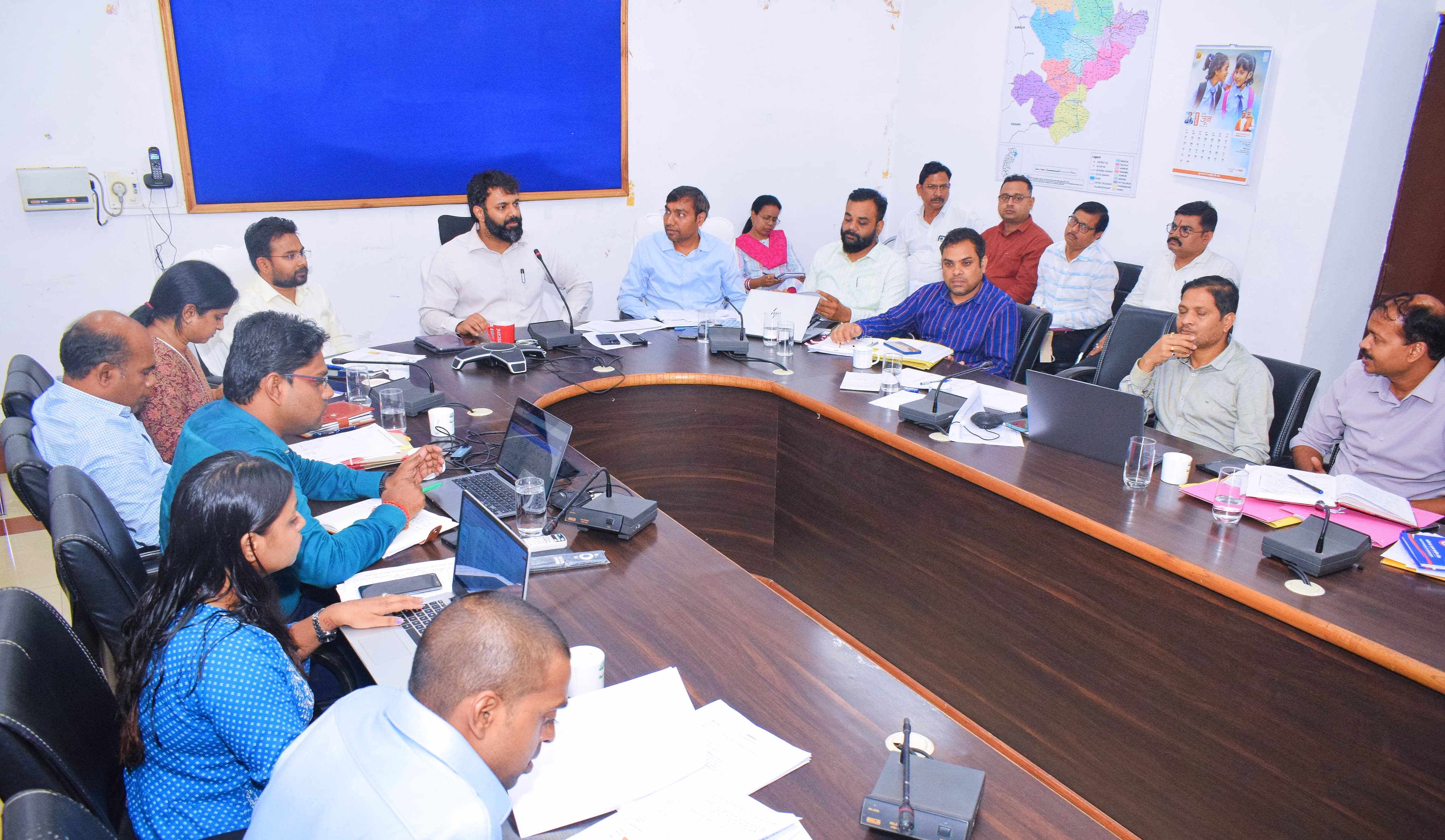 कलेक्टर के साप्ताहिक बैठक में नदारत रहे नगर पालिका अधिकारी योगेश्वर उपाध्याय और कृषि विभाग के उप संचालक एम आर भगत को कारण बताओ नोटिस हुआ जारी&nbsp;