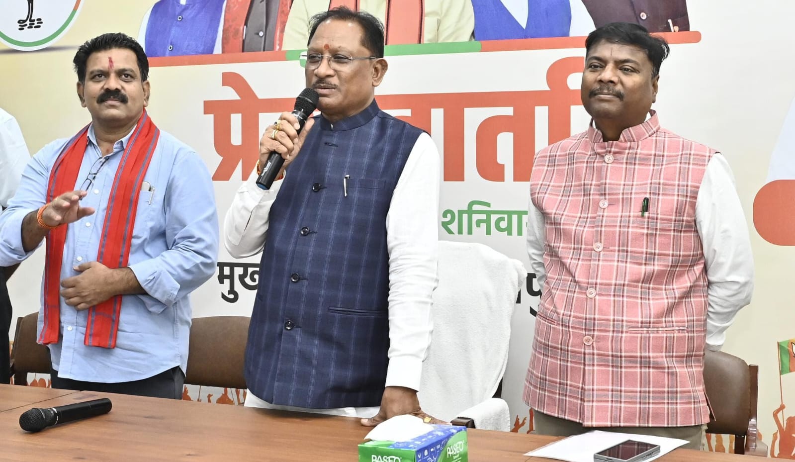 पहली बार राजधानी पहुंचे बीजापुर के सुदूर गांवों के युवा, मुख्यमंत्री से आत्मीय मुलाकात कर रखी अपनी बात,सीएम ने कहा मार्च 2026 तक नक्सलवाद का जड़ से होगा खत्म