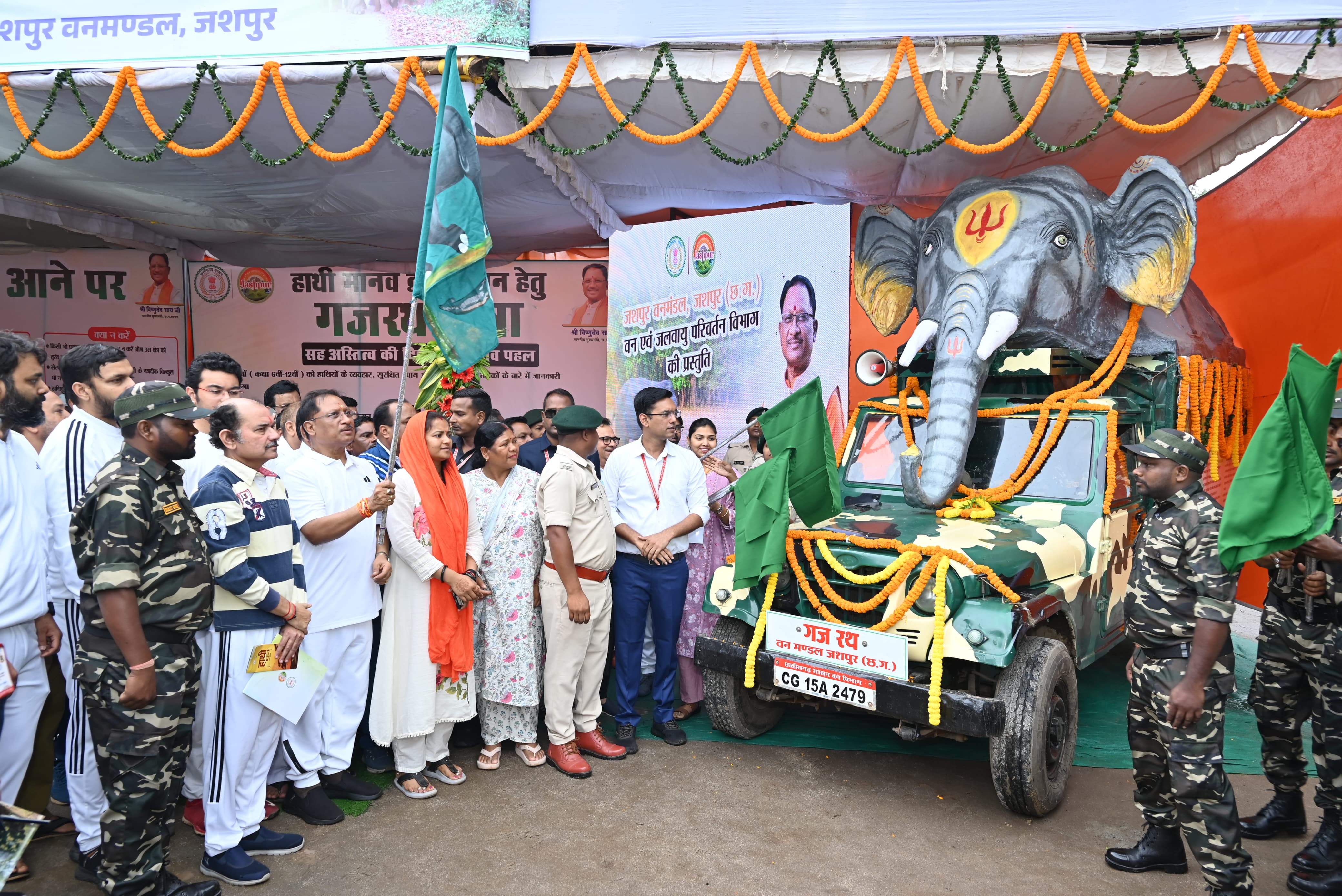 हाथी - मानव द्वंद रोकने हेतु जनजागरूकता अभियान शुरू,मुख्यमंत्री ने गजरथ यात्रा को हरी झंडी दिखा किया रवाना