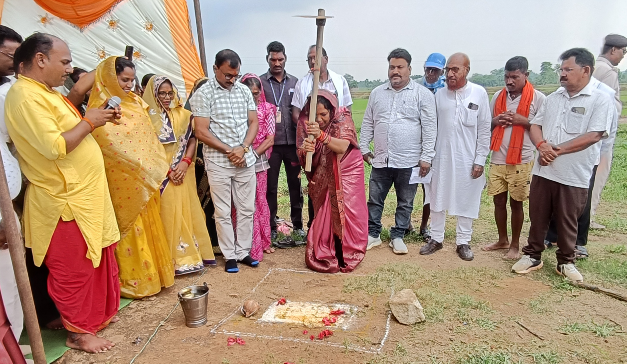 महतारी सदन भवन निर्माण का श्रीमती कौशल्या साय ने किया भूमिपूजन&hellip;..बोली विकास में नहीं होगी कोई कमी......महिलाओं को गांव में ही मिलेगा रोजगार....युक्तियुक्तकरण जनहित और शिक्षा हित मे