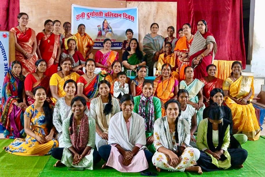 जशपुर के कल्याण आश्रम में रानी दुर्गावती की पुण्यतिथि पर हुआ कार्यक्रम ......रानी दुर्गावती का बलिदान हमारे लिए &nbsp;प्रेरणादायी है - हेमा शर्मा&nbsp;