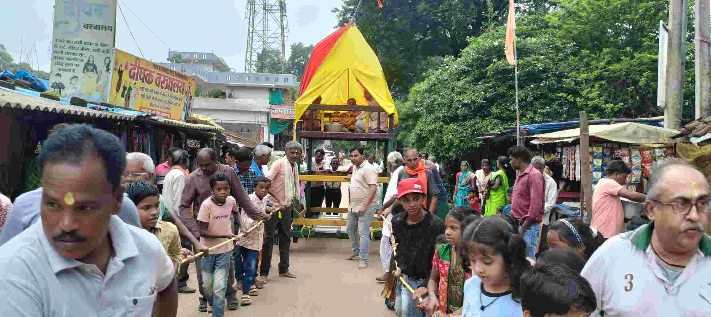 नारायणपुर में जय जगन्नाथ के उद्घोष के निकली महाप्रभु की रथयात्रा...भगवान जगन्नाथ, बलभद्र और बहन सुभद्रा अपने निवास से गुंडिचा मंदिर के लिए नौ दिवसीय प्रवास पर निकले.....भारी संख्या में शामिल हुए श्रद्धालु