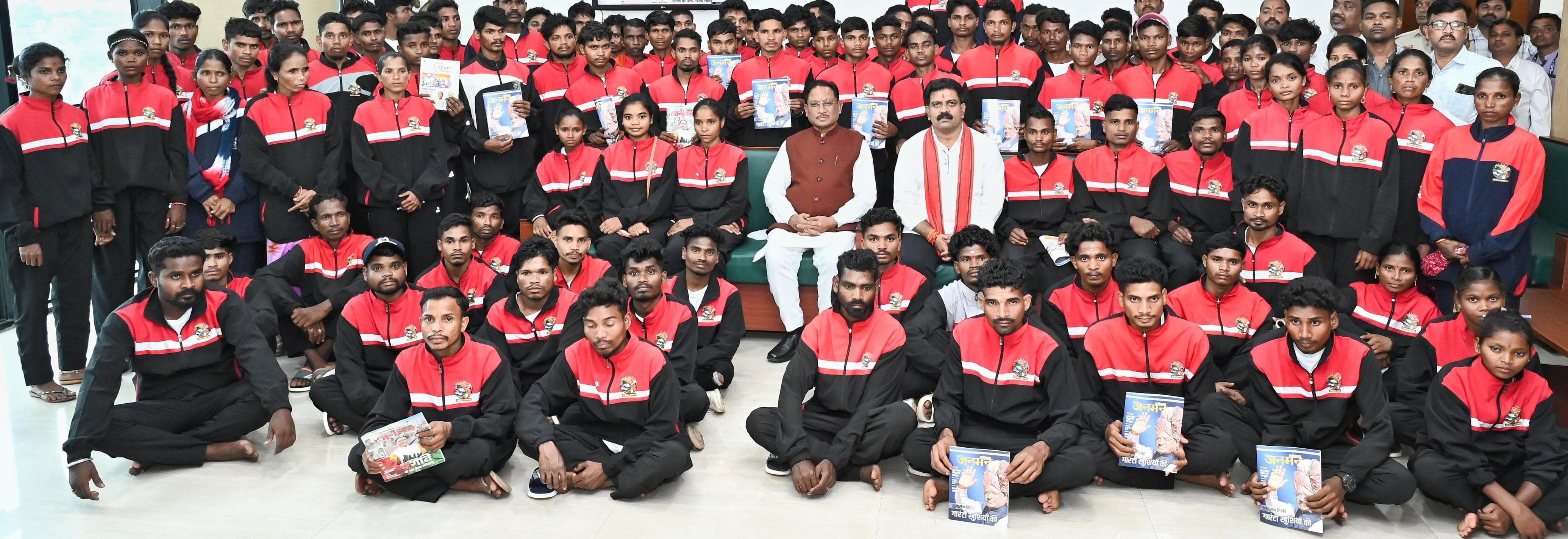 *मुख्यमंत्री से मिलकर नक्सल प्रभावित क्षेत्र के युवाओं के खिले चेहरे.....खूब पढ़ें और आगे बढ़ें, सरकार आपके साथ है- मुख्यमंत्री श्री साय*&nbsp;