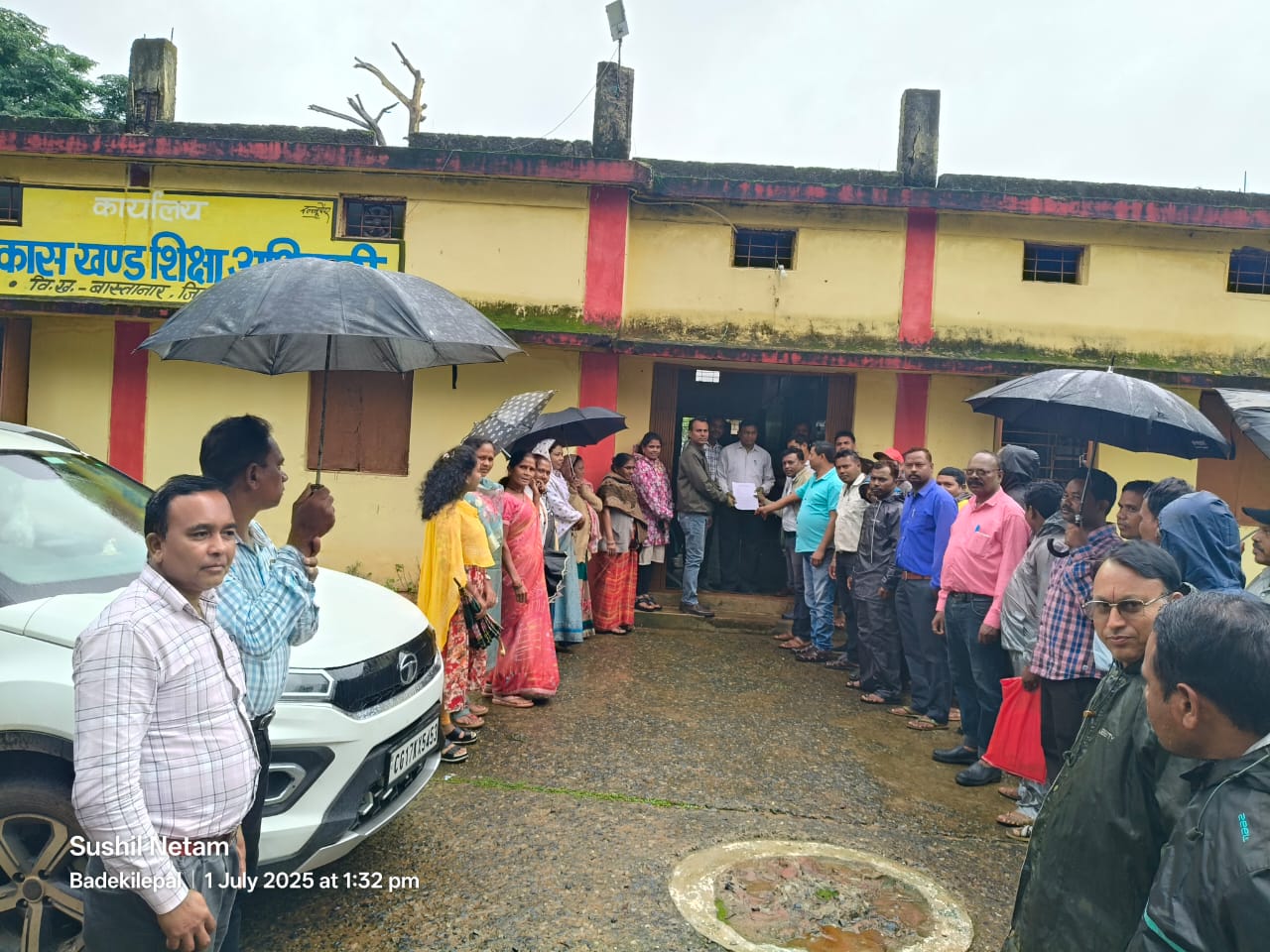 सड़कों पर उतरा शिक्षकों का जन सैलाब.... प्रदेश सरकार के खिलाफ भारी आक्रोश... मांगे पूरी नहीं तो जाएंगे अनिश्चितकालीन आंदोलन में....
