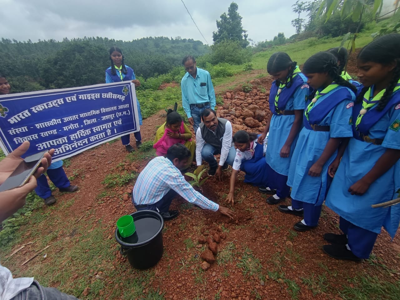 एक पेड़ मां के नाम' अभियान के तहत शासकीय स्कूल आस्ता और बहेराना में जनपद उपाध्यक्ष संग बच्चों ने किया वृक्षारोपण