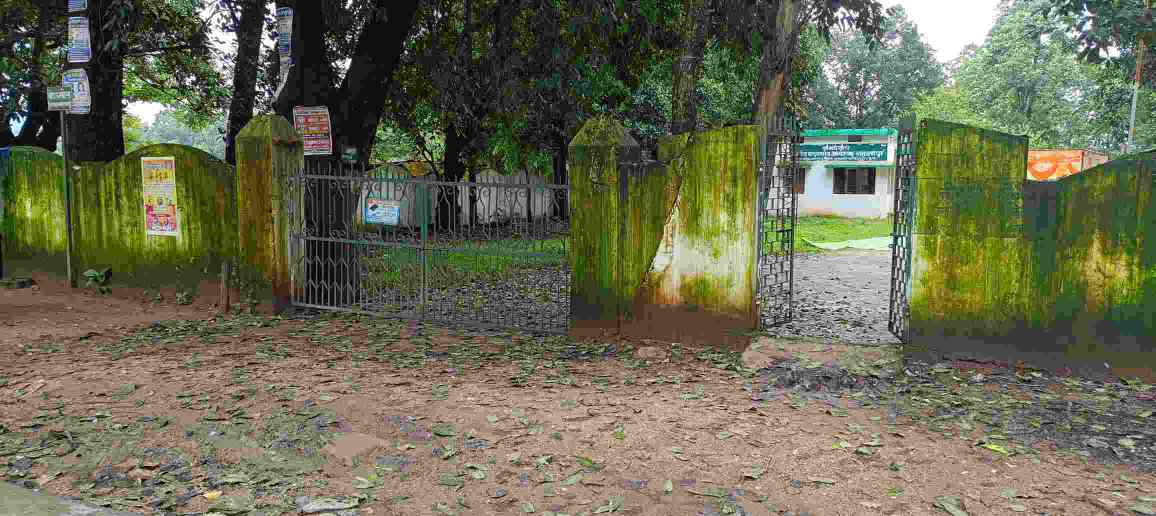 बादलखोल अभ्यारण्य कार्यालय के प्रवेश द्वार पर लगा है गन्दगी का अम्बार.....यंहा की सफाई व्यवस्था है बदहाल