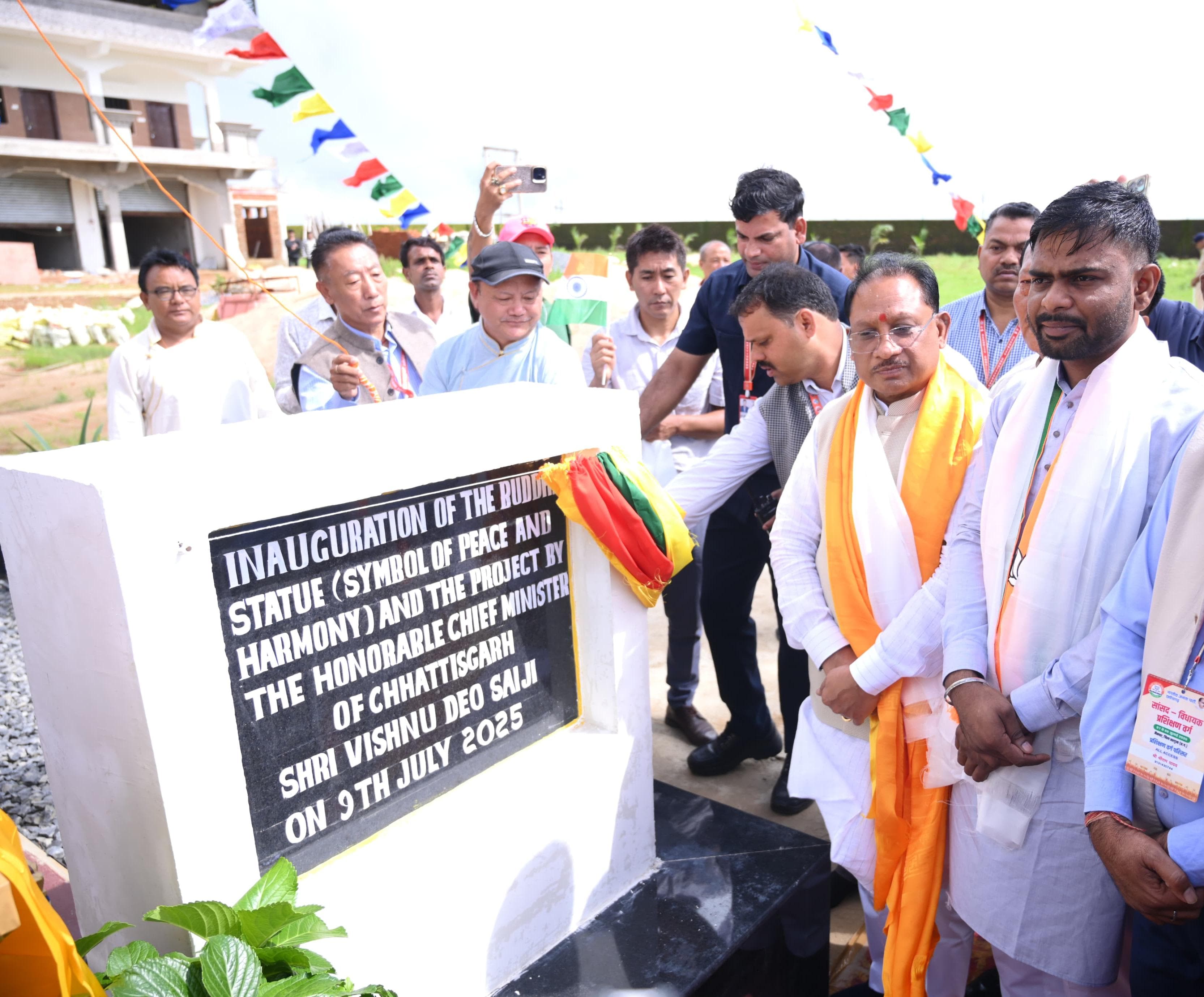*बुद्ध प्रतिमा की स्थापना से मैनपाट बनेगा शांति और समावेशी संस्कृति की नई पहचान : मुख्यमंत्री.....तिब्बती रीति-रिवाजों के अनुरूप आत्मीय स्वागत से मुख्यमंत्री हुए अभिभूत*