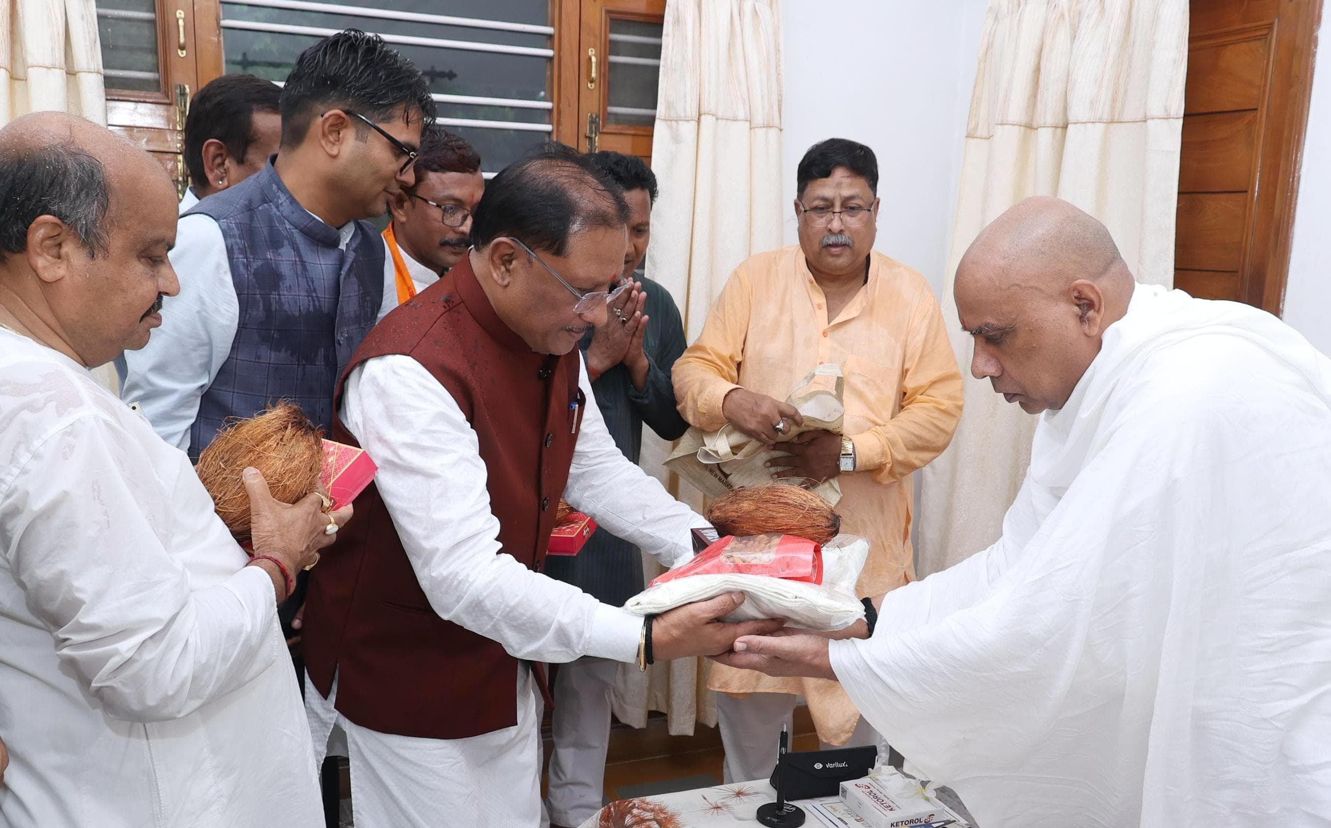 *मुख्यमंत्री श्री साय गुरु पूर्णिमा के अवसर पर रायगढ़ जिले के ग्राम बनोरा स्थित अघोर गुरुपीठ में गुरु दर्शन के लिए पहुंचे*