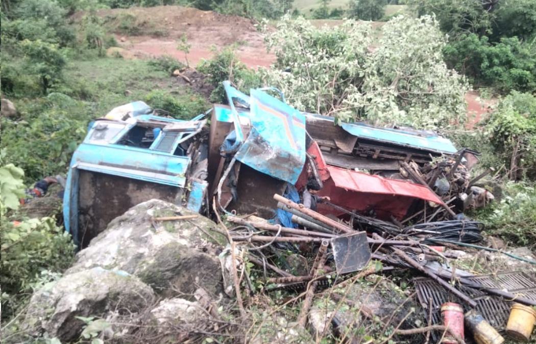 CG Accident Breaking : MP से CG आ रही बोर खनन वाहन गहरी खाई में गिरी..4 लोगों की मौत..8 लोग अभी भी दबे..रेस्क्यू जारी..पढ़ें पूरी ख़बर