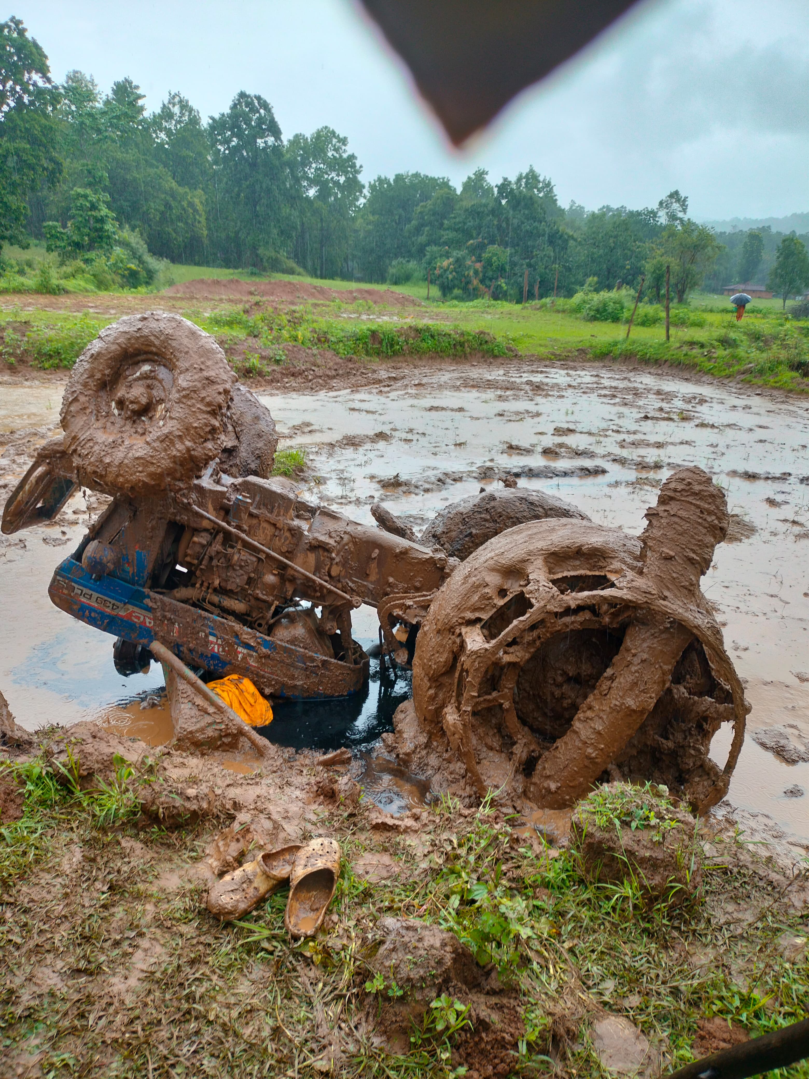 ब्रेकिंग न्यूज : खेत में ट्रैक्टर पलटने से चालक की दर्दनाक मौत, खेत में फंसे ट्रैक्टर को निकालते वक्त हुआ हादसा