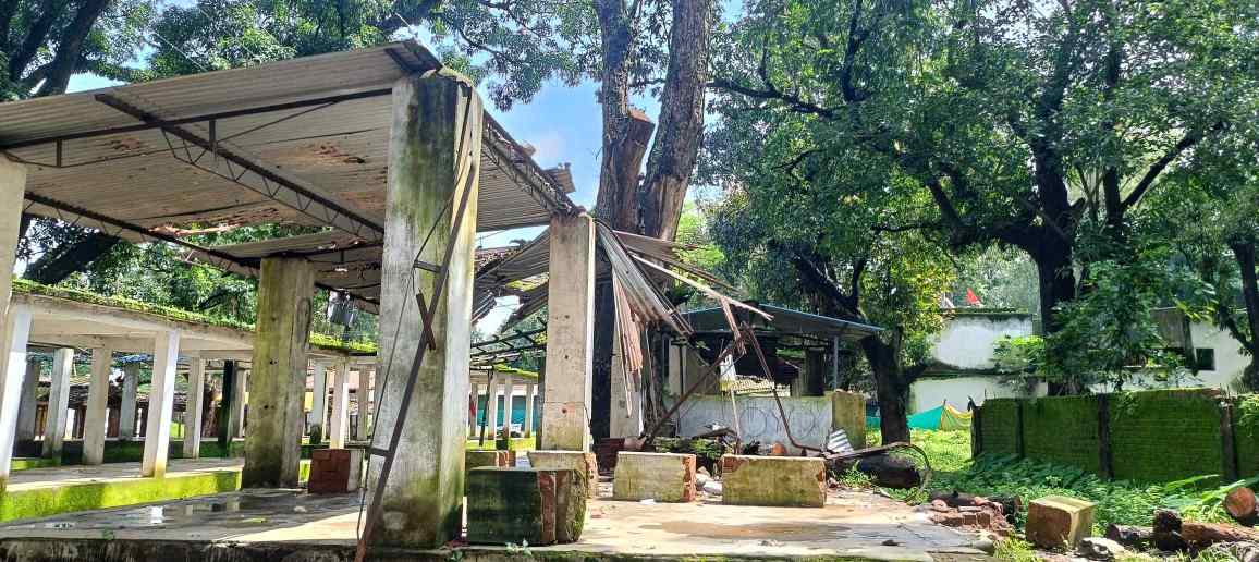 साप्ताहिक बाजार का हाल बेहाल : नारायणपुर बाजार का टिन शेड हुआ जर्जर...मरम्मत पर किसी का ध्यान नही