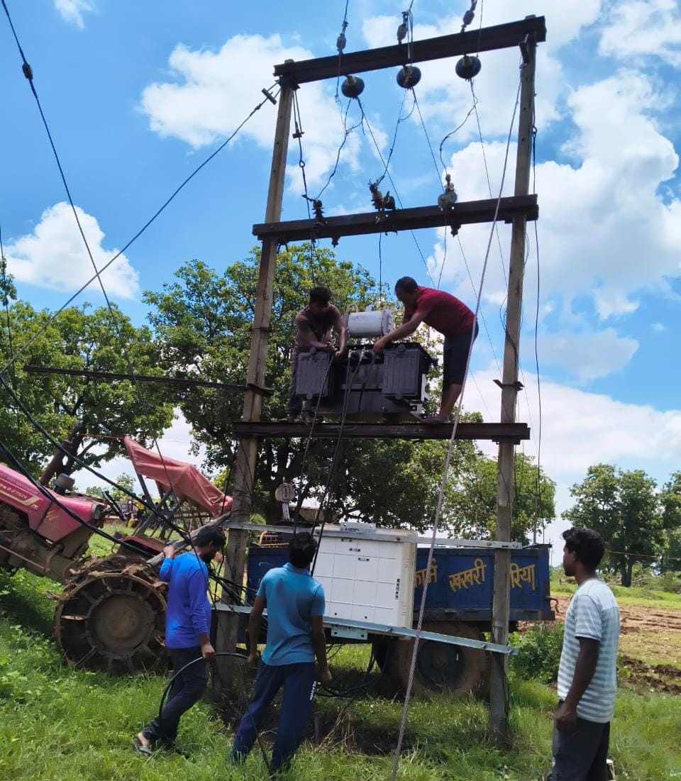 जिला पंचायत अध्यक्ष सालिक साय की पहल से सारूकछार में लगा नया ट्रांसफार्मर, ....अंधेरे में जूझ रहे ग्रामीणों को मिली रोशनी,