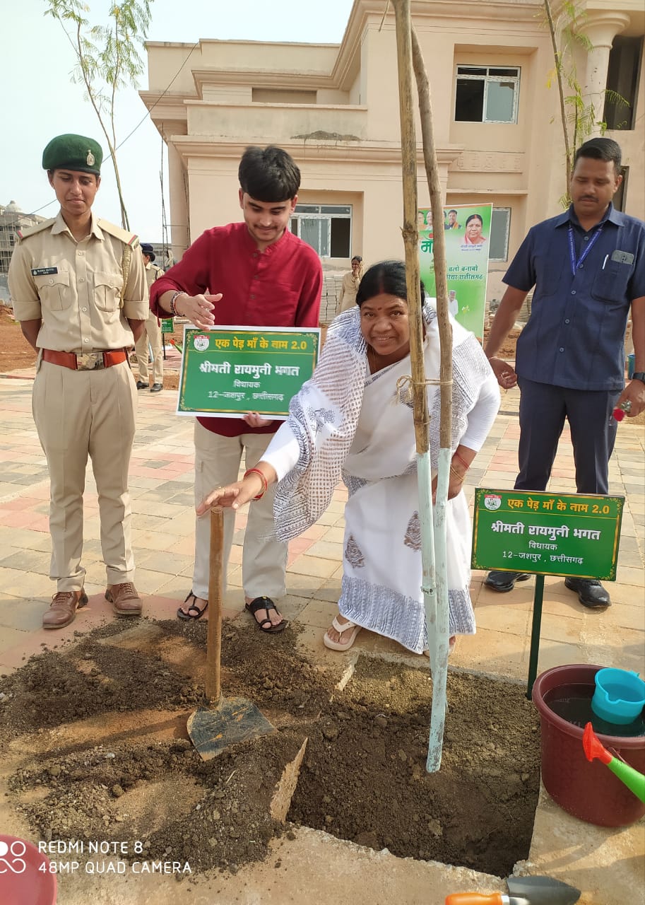 नए विधानसभा परिसर में जशपुर विधायक श्रीमती रायमुनी भगत जी ने एक पेड़ मां के नाम के तहत किया पौधा रोपण&nbsp;