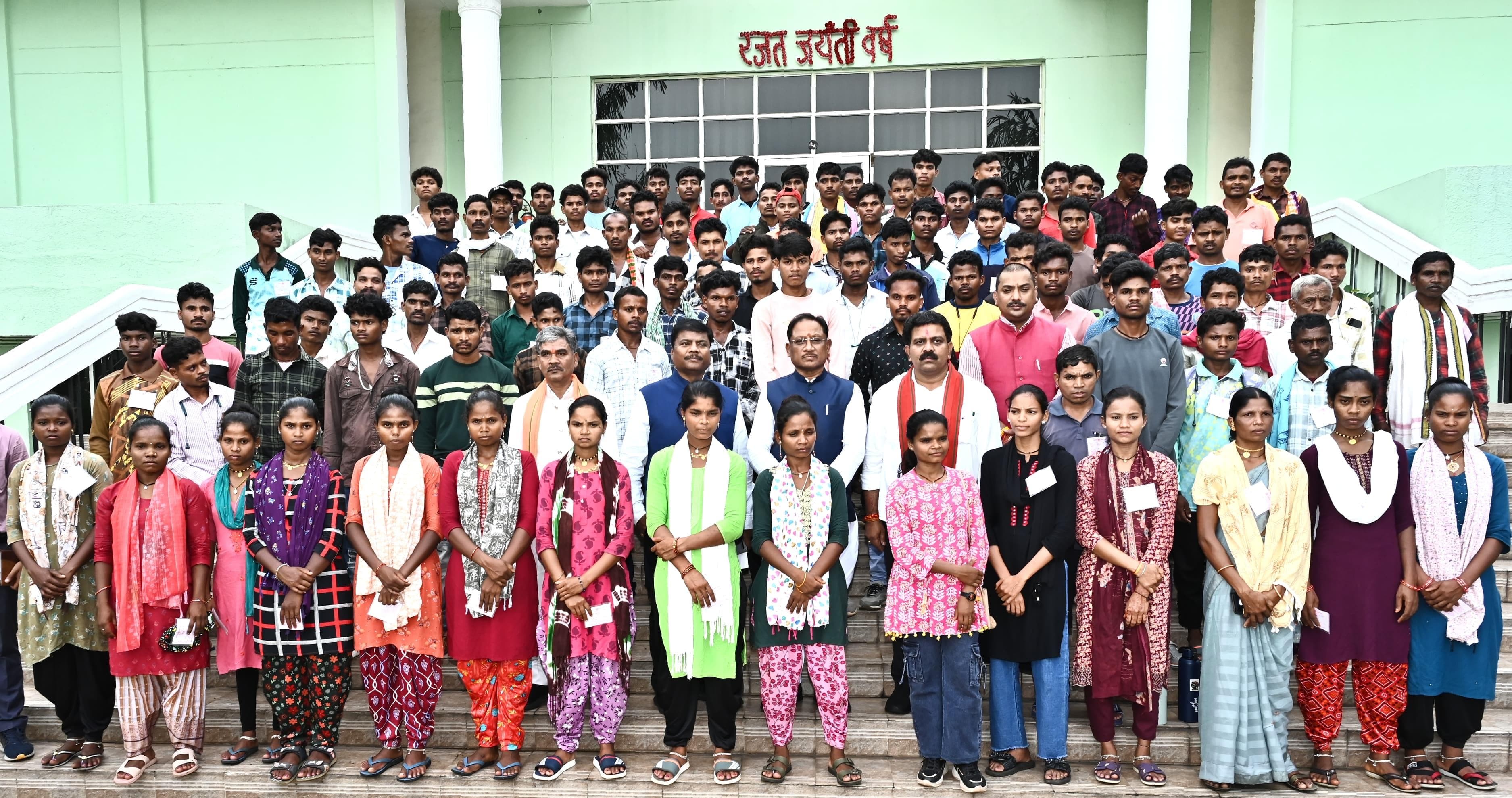 *मुख्यमंत्री श्री साय ने शैक्षणिक भ्रमण पर आए सुकमा जिले के बच्चों से की आत्मीय मुलाकात*