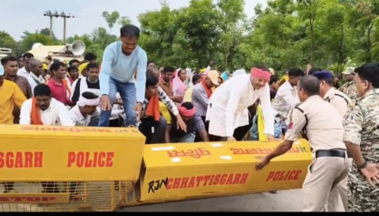 युवक कांग्रेस के पूर्व अध्यक्ष के नेतृत्व में राष्ट्रीय राजमार्ग पर चक्काजाम .....रासायनिक खाद नहीं मिलने से क्षेत्र के किसानों में सरकार के प्रति भयंकर आक्रोश ....... चार दिनों के भीतर खाद उपलब्ध कराने का अधिकारियों ने किया वादा....