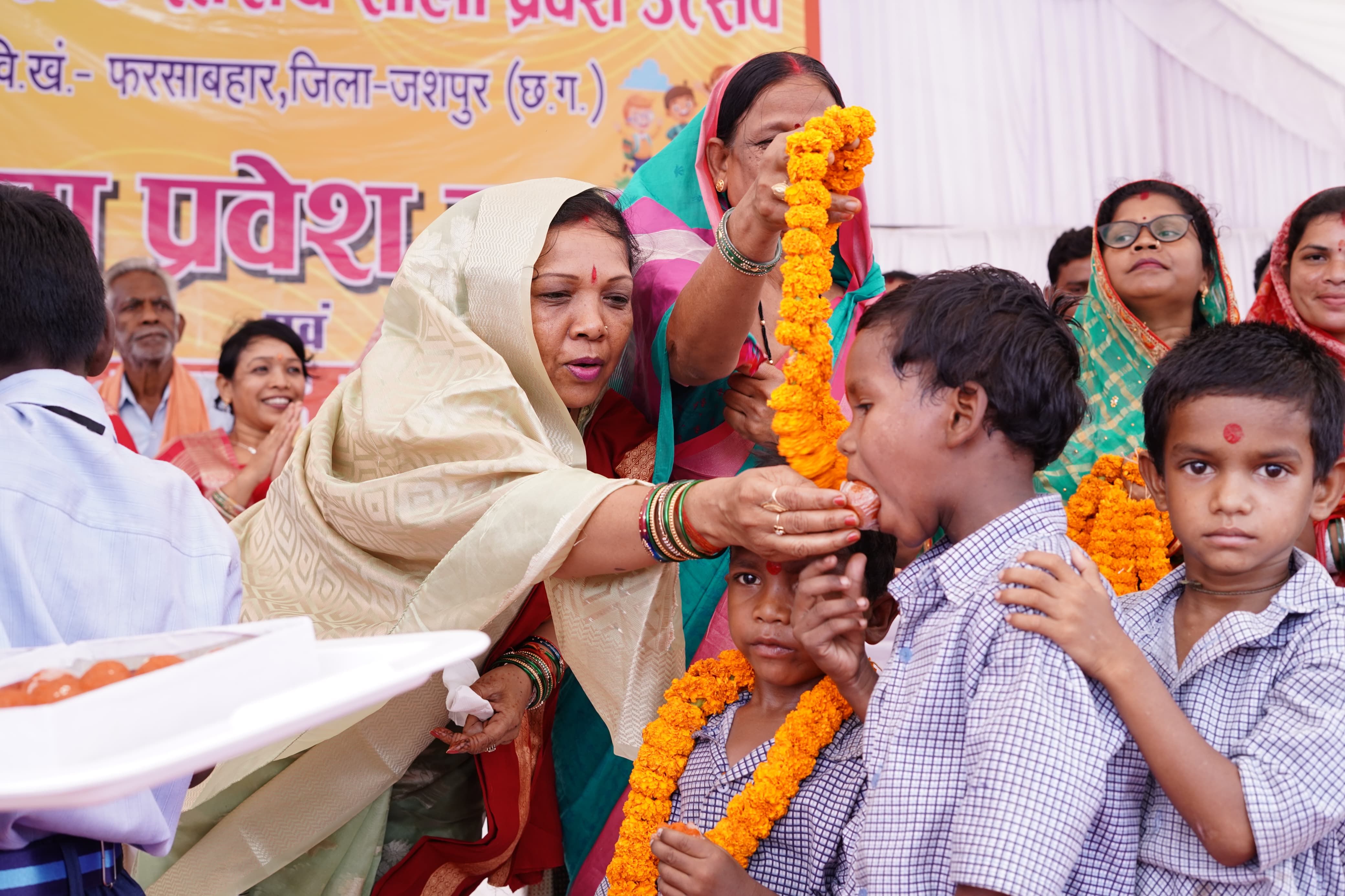 श्रीमती कौशल्या विष्णुदेवसाय जी की गरिमामयी उपस्थिति में विकासखण्ड स्तरीय शाला प्रवेश उत्सव का भव्य आयोजन बच्चों को किताबें सायकिल किया गया वितरण